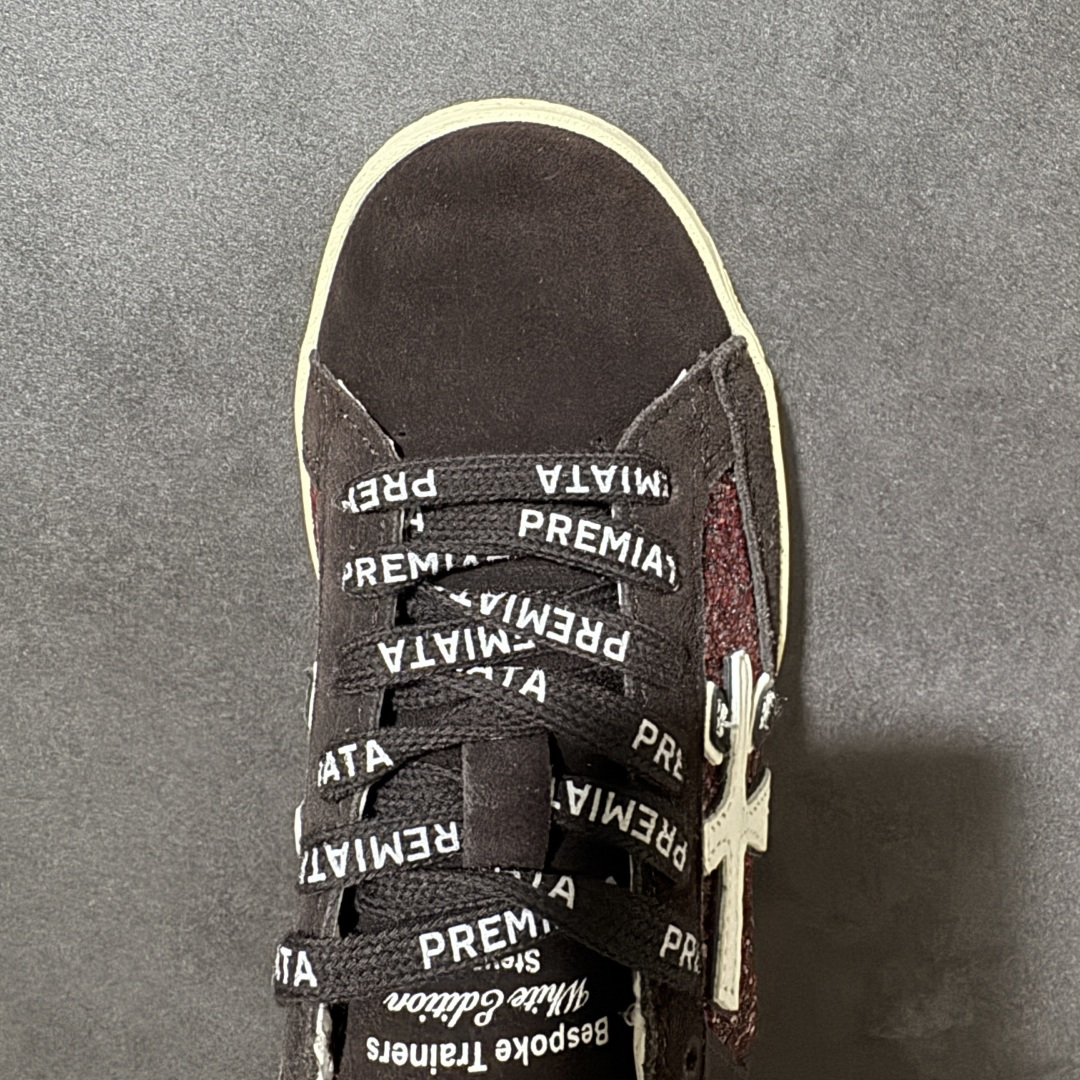 图片[5]-【公司级】普瑞米亚达 Premiata Lander Trainers 兰诺系列米字复古百搭休闲运动板鞋 premiata是意大利品牌PREMIATA依据国际高标准，使用意大利面料和精致皮革制做运动鞋，此外，根据不同的型号，采用世界各地优质技术供应商提供的鞋底。PREMIATA致力于将传统制鞋方法，以及高科技研发成果融入鞋履设计中。这个创立于1885年的制鞋品牌，通过对历史进行现代演绎，以极度热忱和无限创意打造出一款款鞋履作品，是顶级意大利手工艺代表。 普瑞米亚达意大利名品百年历史，所有工艺全手工打造，米“字一样的LOGO简称米字鞋。完美的融合了传统的制鞋方法和高科技研发成果，设计出了独具特色的外观，打造出了完全贴合人们脚型的鞋履。上脚舒适美… ❶面料：原版定制牛皮➕牛猄 ❷内里：原版定制羊皮 ❸垫脚：原版羊皮注塑成型 ❹大底：原版开模PU发泡大底 ❺包装：原版全套包装 货号：491514-W1EB7-1053 尺码：36-41没半码-选品中心