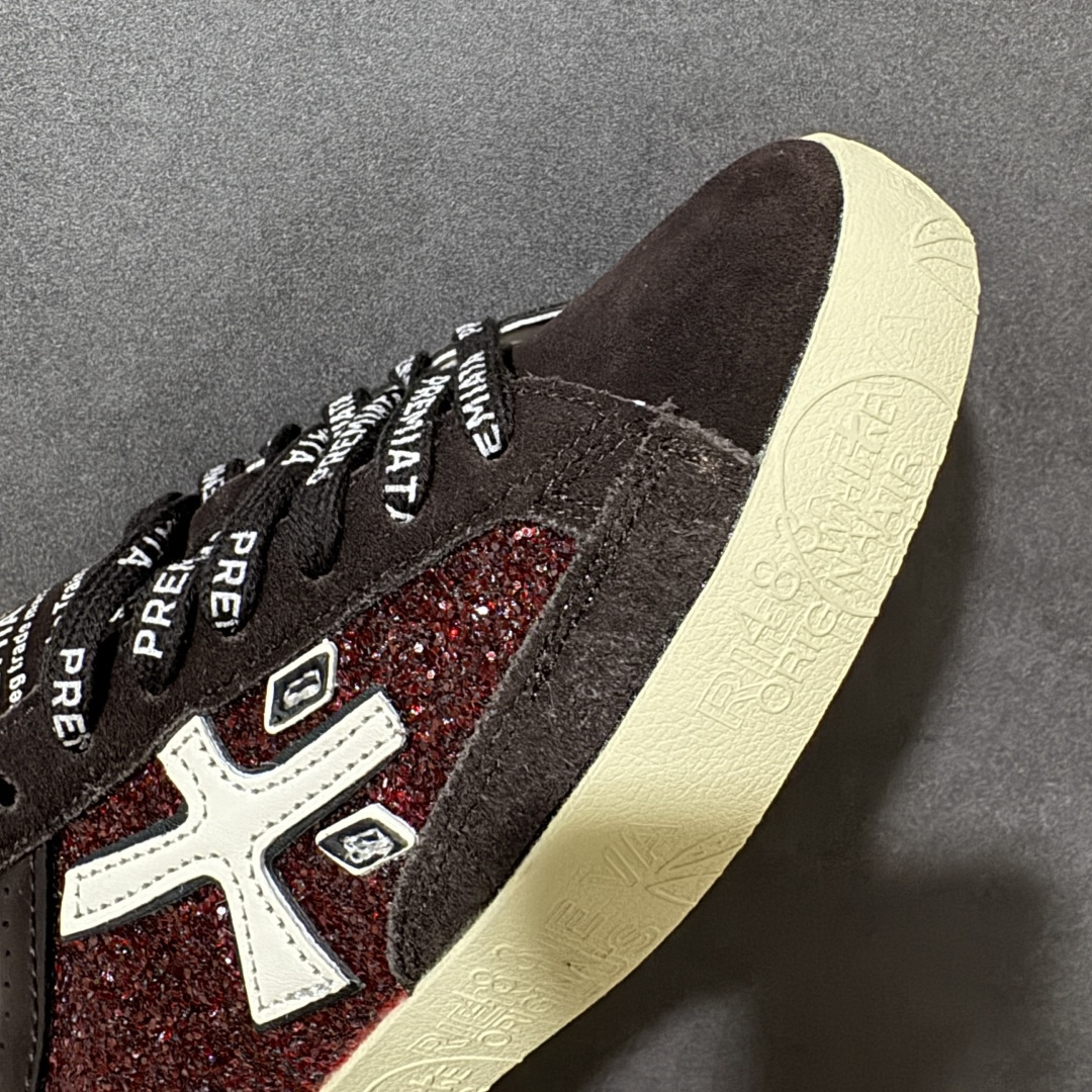 图片[8]-【公司级】普瑞米亚达 Premiata Lander Trainers 兰诺系列米字复古百搭休闲运动板鞋 premiata是意大利品牌PREMIATA依据国际高标准，使用意大利面料和精致皮革制做运动鞋，此外，根据不同的型号，采用世界各地优质技术供应商提供的鞋底。PREMIATA致力于将传统制鞋方法，以及高科技研发成果融入鞋履设计中。这个创立于1885年的制鞋品牌，通过对历史进行现代演绎，以极度热忱和无限创意打造出一款款鞋履作品，是顶级意大利手工艺代表。 普瑞米亚达意大利名品百年历史，所有工艺全手工打造，米“字一样的LOGO简称米字鞋。完美的融合了传统的制鞋方法和高科技研发成果，设计出了独具特色的外观，打造出了完全贴合人们脚型的鞋履。上脚舒适美… ❶面料：原版定制牛皮➕牛猄 ❷内里：原版定制羊皮 ❸垫脚：原版羊皮注塑成型 ❹大底：原版开模PU发泡大底 ❺包装：原版全套包装 货号：491514-W1EB7-1053 尺码：36-41没半码-选品中心
