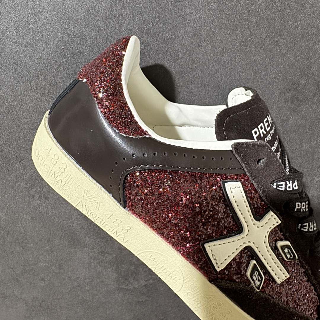 图片[7]-【公司级】普瑞米亚达 Premiata Lander Trainers 兰诺系列米字复古百搭休闲运动板鞋 premiata是意大利品牌PREMIATA依据国际高标准，使用意大利面料和精致皮革制做运动鞋，此外，根据不同的型号，采用世界各地优质技术供应商提供的鞋底。PREMIATA致力于将传统制鞋方法，以及高科技研发成果融入鞋履设计中。这个创立于1885年的制鞋品牌，通过对历史进行现代演绎，以极度热忱和无限创意打造出一款款鞋履作品，是顶级意大利手工艺代表。 普瑞米亚达意大利名品百年历史，所有工艺全手工打造，米“字一样的LOGO简称米字鞋。完美的融合了传统的制鞋方法和高科技研发成果，设计出了独具特色的外观，打造出了完全贴合人们脚型的鞋履。上脚舒适美… ❶面料：原版定制牛皮➕牛猄 ❷内里：原版定制羊皮 ❸垫脚：原版羊皮注塑成型 ❹大底：原版开模PU发泡大底 ❺包装：原版全套包装 货号：491514-W1EB7-1053 尺码：36-41没半码-选品中心