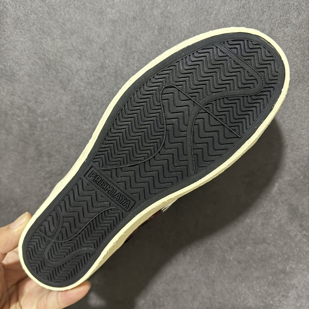图片[9]-【公司级】普瑞米亚达 Premiata Lander Trainers 兰诺系列米字复古百搭休闲运动板鞋 premiata是意大利品牌PREMIATA依据国际高标准，使用意大利面料和精致皮革制做运动鞋，此外，根据不同的型号，采用世界各地优质技术供应商提供的鞋底。PREMIATA致力于将传统制鞋方法，以及高科技研发成果融入鞋履设计中。这个创立于1885年的制鞋品牌，通过对历史进行现代演绎，以极度热忱和无限创意打造出一款款鞋履作品，是顶级意大利手工艺代表。 普瑞米亚达意大利名品百年历史，所有工艺全手工打造，米“字一样的LOGO简称米字鞋。完美的融合了传统的制鞋方法和高科技研发成果，设计出了独具特色的外观，打造出了完全贴合人们脚型的鞋履。上脚舒适美… ❶面料：原版定制牛皮➕牛猄 ❷内里：原版定制羊皮 ❸垫脚：原版羊皮注塑成型 ❹大底：原版开模PU发泡大底 ❺包装：原版全套包装 货号：491514-W1EB7-1053 尺码：36-41没半码-选品中心