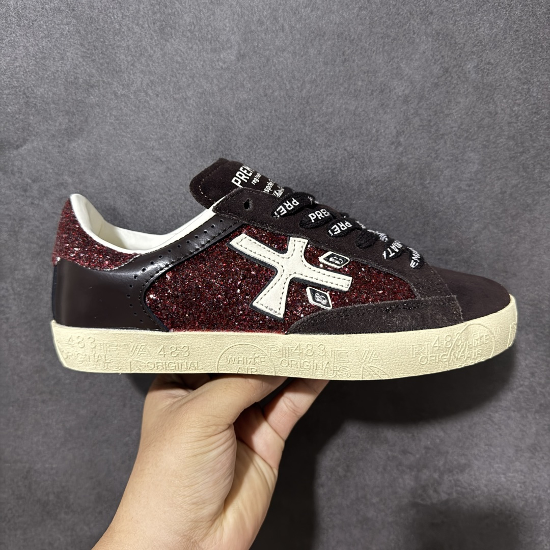 【公司级】普瑞米亚达 Premiata Lander Trainers 兰诺系列米字复古百搭休闲运动板鞋 premiata是意大利品牌PREMIATA依据国际高标准，使用意大利面料和精致皮革制做运动鞋，此外，根据不同的型号，采用世界各地优质技术供应商提供的鞋底。PREMIATA致力于将传统制鞋方法，以及高科技研发成果融入鞋履设计中。这个创立于1885年的制鞋品牌，通过对历史进行现代演绎，以极度热忱和无限创意打造出一款款鞋履作品，是顶级意大利手工艺代表。 普瑞米亚达意大利名品百年历史，所有工艺全手工打造，米“字一样的LOGO简称米字鞋。完美的融合了传统的制鞋方法和高科技研发成果，设计出了独具特色的外观，打造出了完全贴合人们脚型的鞋履。上脚舒适美… ❶面料：原版定制牛皮➕牛猄 ❷内里：原版定制羊皮 ❸垫脚：原版羊皮注塑成型 ❹大底：原版开模PU发泡大底 ❺包装：原版全套包装 货号：491514-W1EB7-1053 尺码：36-41没半码-选品中心