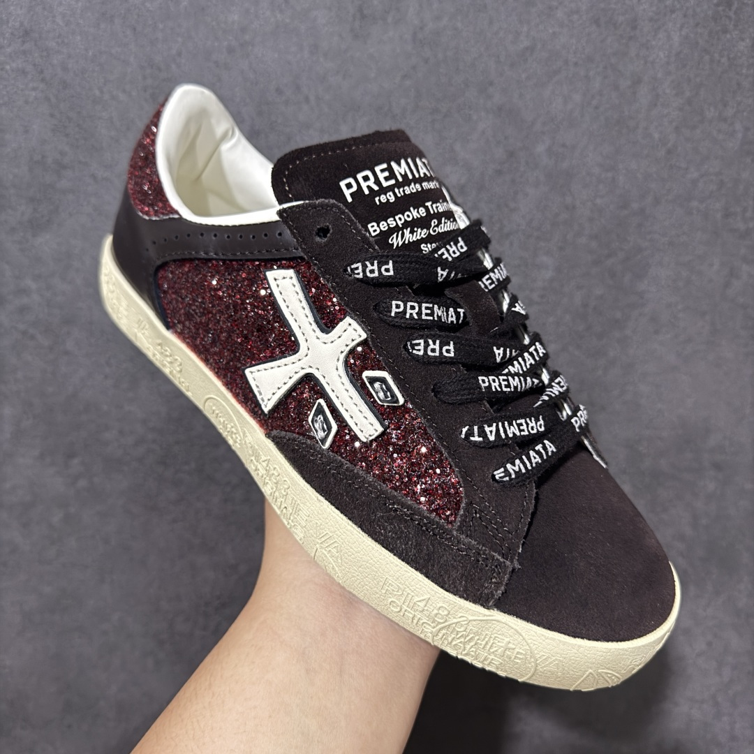 图片[3]-【公司级】普瑞米亚达 Premiata Lander Trainers 兰诺系列米字复古百搭休闲运动板鞋 premiata是意大利品牌PREMIATA依据国际高标准，使用意大利面料和精致皮革制做运动鞋，此外，根据不同的型号，采用世界各地优质技术供应商提供的鞋底。PREMIATA致力于将传统制鞋方法，以及高科技研发成果融入鞋履设计中。这个创立于1885年的制鞋品牌，通过对历史进行现代演绎，以极度热忱和无限创意打造出一款款鞋履作品，是顶级意大利手工艺代表。 普瑞米亚达意大利名品百年历史，所有工艺全手工打造，米“字一样的LOGO简称米字鞋。完美的融合了传统的制鞋方法和高科技研发成果，设计出了独具特色的外观，打造出了完全贴合人们脚型的鞋履。上脚舒适美… ❶面料：原版定制牛皮➕牛猄 ❷内里：原版定制羊皮 ❸垫脚：原版羊皮注塑成型 ❹大底：原版开模PU发泡大底 ❺包装：原版全套包装 货号：491514-W1EB7-1053 尺码：36-41没半码-选品中心