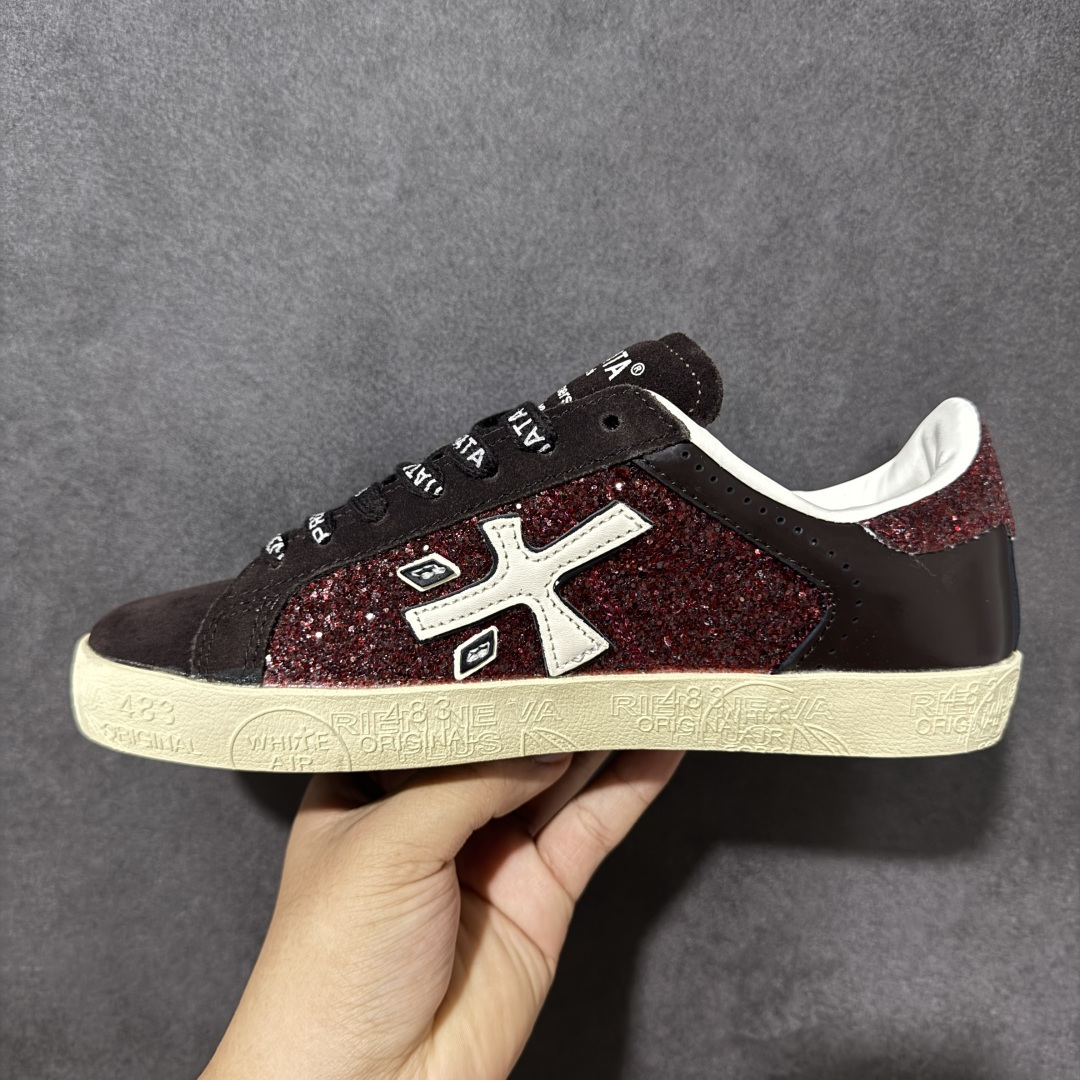 图片[2]-【公司级】普瑞米亚达 Premiata Lander Trainers 兰诺系列米字复古百搭休闲运动板鞋 premiata是意大利品牌PREMIATA依据国际高标准，使用意大利面料和精致皮革制做运动鞋，此外，根据不同的型号，采用世界各地优质技术供应商提供的鞋底。PREMIATA致力于将传统制鞋方法，以及高科技研发成果融入鞋履设计中。这个创立于1885年的制鞋品牌，通过对历史进行现代演绎，以极度热忱和无限创意打造出一款款鞋履作品，是顶级意大利手工艺代表。 普瑞米亚达意大利名品百年历史，所有工艺全手工打造，米“字一样的LOGO简称米字鞋。完美的融合了传统的制鞋方法和高科技研发成果，设计出了独具特色的外观，打造出了完全贴合人们脚型的鞋履。上脚舒适美… ❶面料：原版定制牛皮➕牛猄 ❷内里：原版定制羊皮 ❸垫脚：原版羊皮注塑成型 ❹大底：原版开模PU发泡大底 ❺包装：原版全套包装 货号：491514-W1EB7-1053 尺码：36-41没半码-选品中心