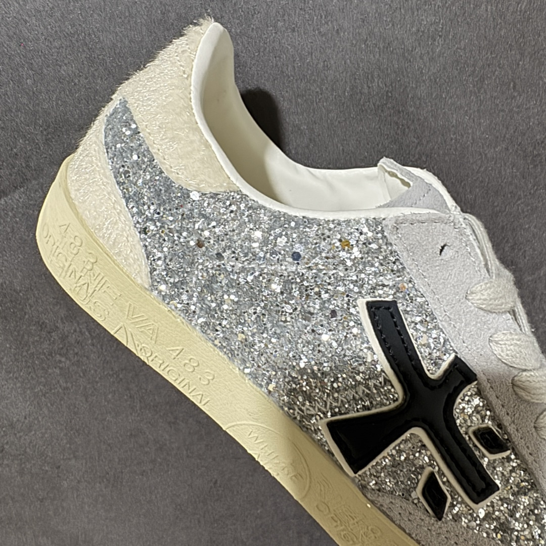 图片[7]-【公司级】普瑞米亚达 Premiata Lander Trainers 兰诺系列米字复古百搭休闲运动板鞋 premiata是意大利品牌PREMIATA依据国际高标准，使用意大利面料和精致皮革制做运动鞋，此外，根据不同的型号，采用世界各地优质技术供应商提供的鞋底。PREMIATA致力于将传统制鞋方法，以及高科技研发成果融入鞋履设计中。这个创立于1885年的制鞋品牌，通过对历史进行现代演绎，以极度热忱和无限创意打造出一款款鞋履作品，是顶级意大利手工艺代表。 普瑞米亚达意大利名品百年历史，所有工艺全手工打造，米“字一样的LOGO简称米字鞋。完美的融合了传统的制鞋方法和高科技研发成果，设计出了独具特色的外观，打造出了完全贴合人们脚型的鞋履。上脚舒适美… ❶面料：原版定制牛皮➕牛猄 ❷内里：原版定制羊皮 ❸垫脚：原版羊皮注塑成型 ❹大底：原版开模PU发泡大底 ❺包装：原版全套包装 货号：491514-W1EB7-1053 尺码：36-41没半码-选品中心
