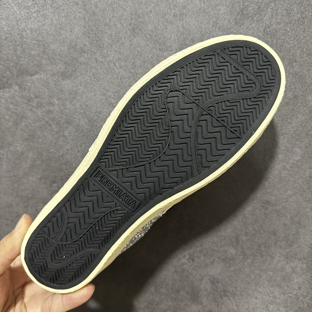 图片[9]-【公司级】普瑞米亚达 Premiata Lander Trainers 兰诺系列米字复古百搭休闲运动板鞋 premiata是意大利品牌PREMIATA依据国际高标准，使用意大利面料和精致皮革制做运动鞋，此外，根据不同的型号，采用世界各地优质技术供应商提供的鞋底。PREMIATA致力于将传统制鞋方法，以及高科技研发成果融入鞋履设计中。这个创立于1885年的制鞋品牌，通过对历史进行现代演绎，以极度热忱和无限创意打造出一款款鞋履作品，是顶级意大利手工艺代表。 普瑞米亚达意大利名品百年历史，所有工艺全手工打造，米“字一样的LOGO简称米字鞋。完美的融合了传统的制鞋方法和高科技研发成果，设计出了独具特色的外观，打造出了完全贴合人们脚型的鞋履。上脚舒适美… ❶面料：原版定制牛皮➕牛猄 ❷内里：原版定制羊皮 ❸垫脚：原版羊皮注塑成型 ❹大底：原版开模PU发泡大底 ❺包装：原版全套包装 货号：491514-W1EB7-1053 尺码：36-41没半码-选品中心