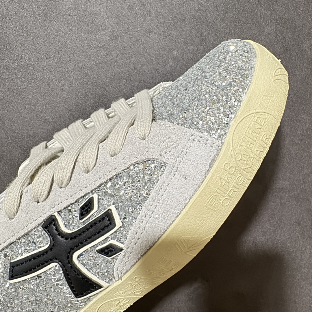图片[8]-【公司级】普瑞米亚达 Premiata Lander Trainers 兰诺系列米字复古百搭休闲运动板鞋 premiata是意大利品牌PREMIATA依据国际高标准，使用意大利面料和精致皮革制做运动鞋，此外，根据不同的型号，采用世界各地优质技术供应商提供的鞋底。PREMIATA致力于将传统制鞋方法，以及高科技研发成果融入鞋履设计中。这个创立于1885年的制鞋品牌，通过对历史进行现代演绎，以极度热忱和无限创意打造出一款款鞋履作品，是顶级意大利手工艺代表。 普瑞米亚达意大利名品百年历史，所有工艺全手工打造，米“字一样的LOGO简称米字鞋。完美的融合了传统的制鞋方法和高科技研发成果，设计出了独具特色的外观，打造出了完全贴合人们脚型的鞋履。上脚舒适美… ❶面料：原版定制牛皮➕牛猄 ❷内里：原版定制羊皮 ❸垫脚：原版羊皮注塑成型 ❹大底：原版开模PU发泡大底 ❺包装：原版全套包装 货号：491514-W1EB7-1053 尺码：36-41没半码-选品中心
