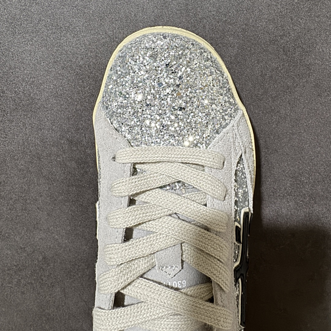 图片[5]-【公司级】普瑞米亚达 Premiata Lander Trainers 兰诺系列米字复古百搭休闲运动板鞋 premiata是意大利品牌PREMIATA依据国际高标准，使用意大利面料和精致皮革制做运动鞋，此外，根据不同的型号，采用世界各地优质技术供应商提供的鞋底。PREMIATA致力于将传统制鞋方法，以及高科技研发成果融入鞋履设计中。这个创立于1885年的制鞋品牌，通过对历史进行现代演绎，以极度热忱和无限创意打造出一款款鞋履作品，是顶级意大利手工艺代表。 普瑞米亚达意大利名品百年历史，所有工艺全手工打造，米“字一样的LOGO简称米字鞋。完美的融合了传统的制鞋方法和高科技研发成果，设计出了独具特色的外观，打造出了完全贴合人们脚型的鞋履。上脚舒适美… ❶面料：原版定制牛皮➕牛猄 ❷内里：原版定制羊皮 ❸垫脚：原版羊皮注塑成型 ❹大底：原版开模PU发泡大底 ❺包装：原版全套包装 货号：491514-W1EB7-1053 尺码：36-41没半码-选品中心