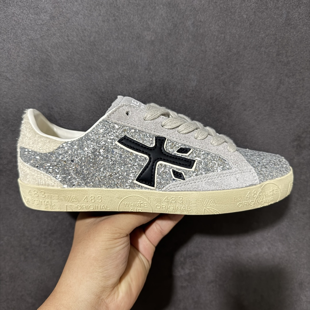 【公司级】普瑞米亚达 Premiata Lander Trainers 兰诺系列米字复古百搭休闲运动板鞋 premiata是意大利品牌PREMIATA依据国际高标准，使用意大利面料和精致皮革制做运动鞋，此外，根据不同的型号，采用世界各地优质技术供应商提供的鞋底。PREMIATA致力于将传统制鞋方法，以及高科技研发成果融入鞋履设计中。这个创立于1885年的制鞋品牌，通过对历史进行现代演绎，以极度热忱和无限创意打造出一款款鞋履作品，是顶级意大利手工艺代表。 普瑞米亚达意大利名品百年历史，所有工艺全手工打造，米“字一样的LOGO简称米字鞋。完美的融合了传统的制鞋方法和高科技研发成果，设计出了独具特色的外观，打造出了完全贴合人们脚型的鞋履。上脚舒适美… ❶面料：原版定制牛皮➕牛猄 ❷内里：原版定制羊皮 ❸垫脚：原版羊皮注塑成型 ❹大底：原版开模PU发泡大底 ❺包装：原版全套包装 货号：491514-W1EB7-1053 尺码：36-41没半码-选品中心