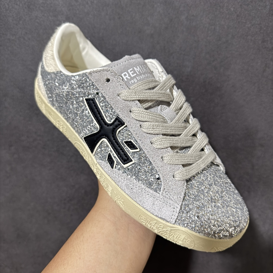 图片[3]-【公司级】普瑞米亚达 Premiata Lander Trainers 兰诺系列米字复古百搭休闲运动板鞋 premiata是意大利品牌PREMIATA依据国际高标准，使用意大利面料和精致皮革制做运动鞋，此外，根据不同的型号，采用世界各地优质技术供应商提供的鞋底。PREMIATA致力于将传统制鞋方法，以及高科技研发成果融入鞋履设计中。这个创立于1885年的制鞋品牌，通过对历史进行现代演绎，以极度热忱和无限创意打造出一款款鞋履作品，是顶级意大利手工艺代表。 普瑞米亚达意大利名品百年历史，所有工艺全手工打造，米“字一样的LOGO简称米字鞋。完美的融合了传统的制鞋方法和高科技研发成果，设计出了独具特色的外观，打造出了完全贴合人们脚型的鞋履。上脚舒适美… ❶面料：原版定制牛皮➕牛猄 ❷内里：原版定制羊皮 ❸垫脚：原版羊皮注塑成型 ❹大底：原版开模PU发泡大底 ❺包装：原版全套包装 货号：491514-W1EB7-1053 尺码：36-41没半码-选品中心