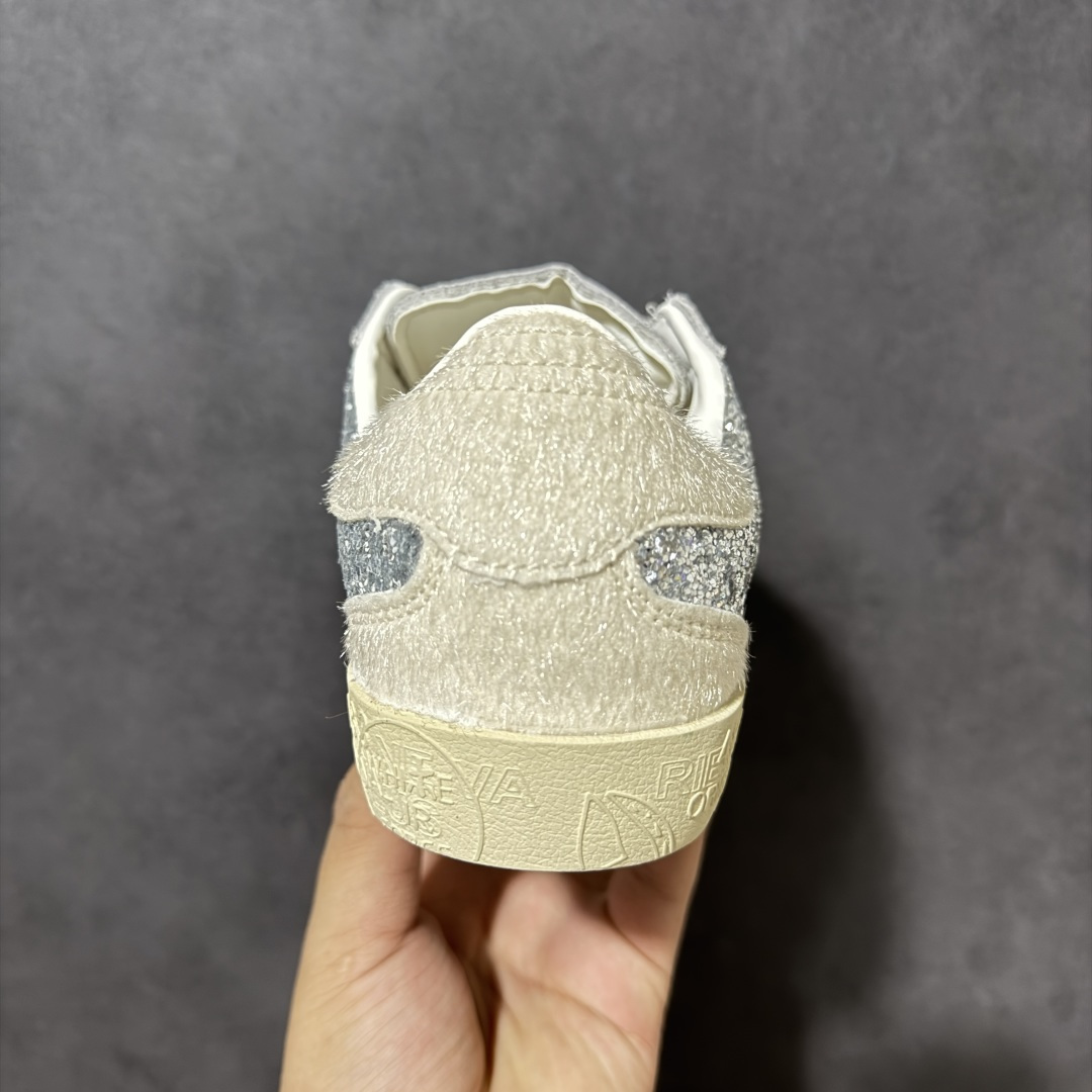 图片[4]-【公司级】普瑞米亚达 Premiata Lander Trainers 兰诺系列米字复古百搭休闲运动板鞋 premiata是意大利品牌PREMIATA依据国际高标准，使用意大利面料和精致皮革制做运动鞋，此外，根据不同的型号，采用世界各地优质技术供应商提供的鞋底。PREMIATA致力于将传统制鞋方法，以及高科技研发成果融入鞋履设计中。这个创立于1885年的制鞋品牌，通过对历史进行现代演绎，以极度热忱和无限创意打造出一款款鞋履作品，是顶级意大利手工艺代表。 普瑞米亚达意大利名品百年历史，所有工艺全手工打造，米“字一样的LOGO简称米字鞋。完美的融合了传统的制鞋方法和高科技研发成果，设计出了独具特色的外观，打造出了完全贴合人们脚型的鞋履。上脚舒适美… ❶面料：原版定制牛皮➕牛猄 ❷内里：原版定制羊皮 ❸垫脚：原版羊皮注塑成型 ❹大底：原版开模PU发泡大底 ❺包装：原版全套包装 货号：491514-W1EB7-1053 尺码：36-41没半码-选品中心