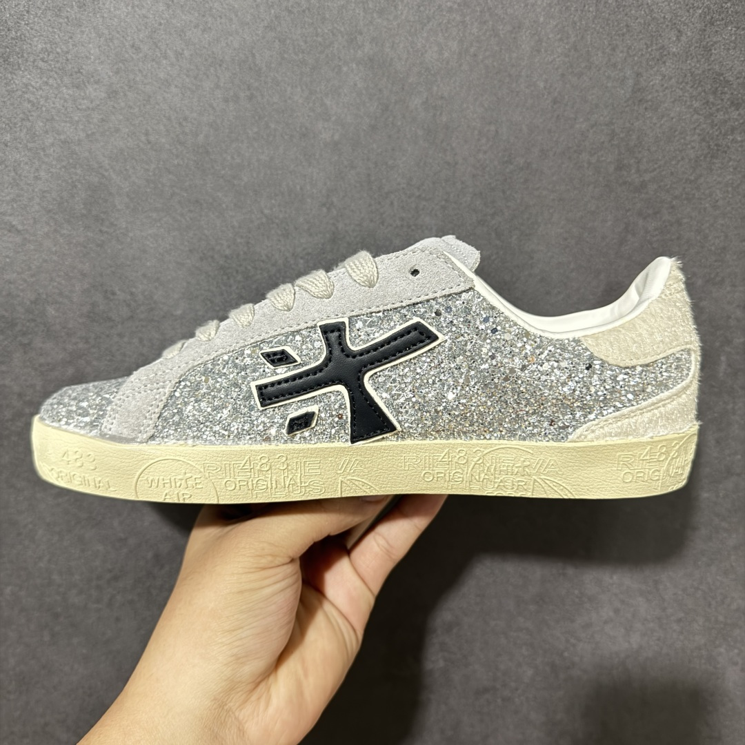 图片[2]-【公司级】普瑞米亚达 Premiata Lander Trainers 兰诺系列米字复古百搭休闲运动板鞋 premiata是意大利品牌PREMIATA依据国际高标准，使用意大利面料和精致皮革制做运动鞋，此外，根据不同的型号，采用世界各地优质技术供应商提供的鞋底。PREMIATA致力于将传统制鞋方法，以及高科技研发成果融入鞋履设计中。这个创立于1885年的制鞋品牌，通过对历史进行现代演绎，以极度热忱和无限创意打造出一款款鞋履作品，是顶级意大利手工艺代表。 普瑞米亚达意大利名品百年历史，所有工艺全手工打造，米“字一样的LOGO简称米字鞋。完美的融合了传统的制鞋方法和高科技研发成果，设计出了独具特色的外观，打造出了完全贴合人们脚型的鞋履。上脚舒适美… ❶面料：原版定制牛皮➕牛猄 ❷内里：原版定制羊皮 ❸垫脚：原版羊皮注塑成型 ❹大底：原版开模PU发泡大底 ❺包装：原版全套包装 货号：491514-W1EB7-1053 尺码：36-41没半码-选品中心