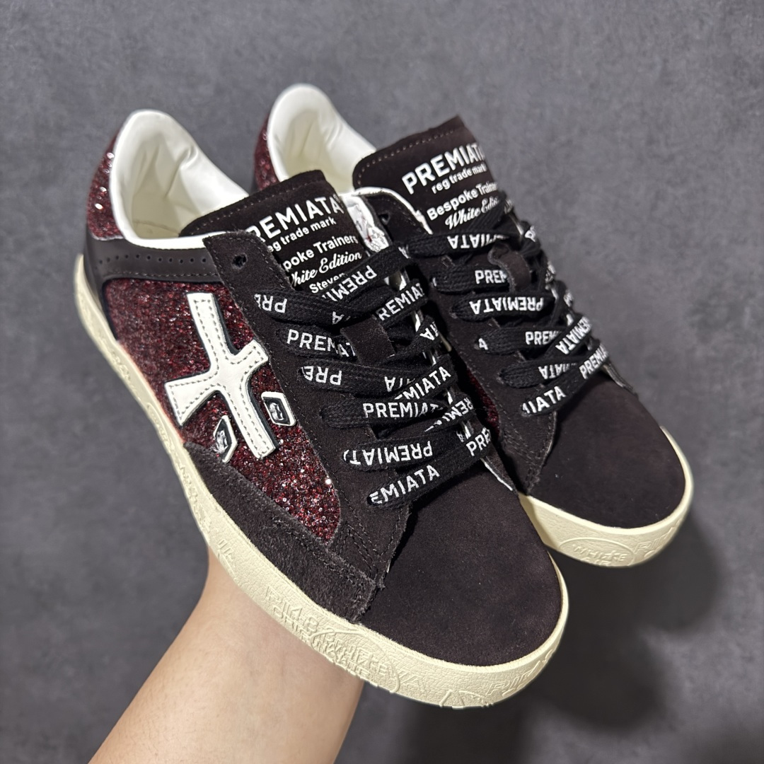 图片[2]-【公司级】普瑞米亚达 Premiata Lander Trainers 兰诺系列米字复古百搭休闲运动板鞋 premiata是意大利品牌PREMIATA依据国际高标准，使用意大利面料和精致皮革制做运动鞋，此外，根据不同的型号，采用世界各地优质技术供应商提供的鞋底。PREMIATA致力于将传统制鞋方法，以及高科技研发成果融入鞋履设计中。这个创立于1885年的制鞋品牌，通过对历史进行现代演绎，以极度热忱和无限创意打造出一款款鞋履作品，是顶级意大利手工艺代表。 普瑞米亚达意大利名品百年历史，所有工艺全手工打造，米“字一样的LOGO简称米字鞋。完美的融合了传统的制鞋方法和高科技研发成果，设计出了独具特色的外观，打造出了完全贴合人们脚型的鞋履。上脚舒适美… ❶面料：原版定制牛皮➕牛猄 ❷内里：原版定制羊皮 ❸垫脚：原版羊皮注塑成型 ❹大底：原版开模PU发泡大底 ❺包装：原版全套包装 货号：491514-W1EB7-1053 尺码：36-41没半码-选品中心