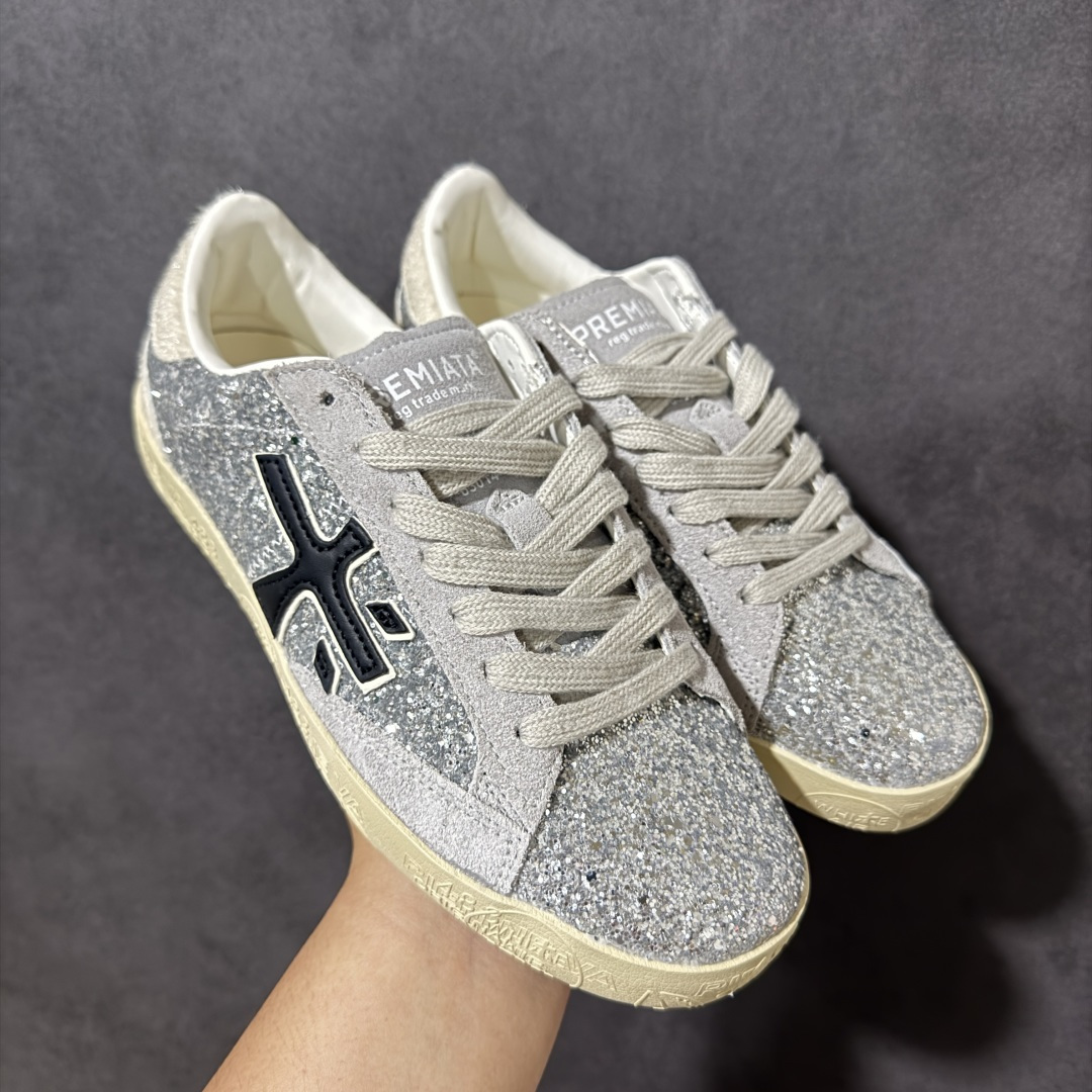 【公司级】普瑞米亚达 Premiata Lander Trainers 兰诺系列米字复古百搭休闲运动板鞋 premiata是意大利品牌PREMIATA依据国际高标准，使用意大利面料和精致皮革制做运动鞋，此外，根据不同的型号，采用世界各地优质技术供应商提供的鞋底。PREMIATA致力于将传统制鞋方法，以及高科技研发成果融入鞋履设计中。这个创立于1885年的制鞋品牌，通过对历史进行现代演绎，以极度热忱和无限创意打造出一款款鞋履作品，是顶级意大利手工艺代表。 普瑞米亚达意大利名品百年历史，所有工艺全手工打造，米“字一样的LOGO简称米字鞋。完美的融合了传统的制鞋方法和高科技研发成果，设计出了独具特色的外观，打造出了完全贴合人们脚型的鞋履。上脚舒适美… ❶面料：原版定制牛皮➕牛猄 ❷内里：原版定制羊皮 ❸垫脚：原版羊皮注塑成型 ❹大底：原版开模PU发泡大底 ❺包装：原版全套包装 货号：491514-W1EB7-1053 尺码：36-41没半码-选品中心