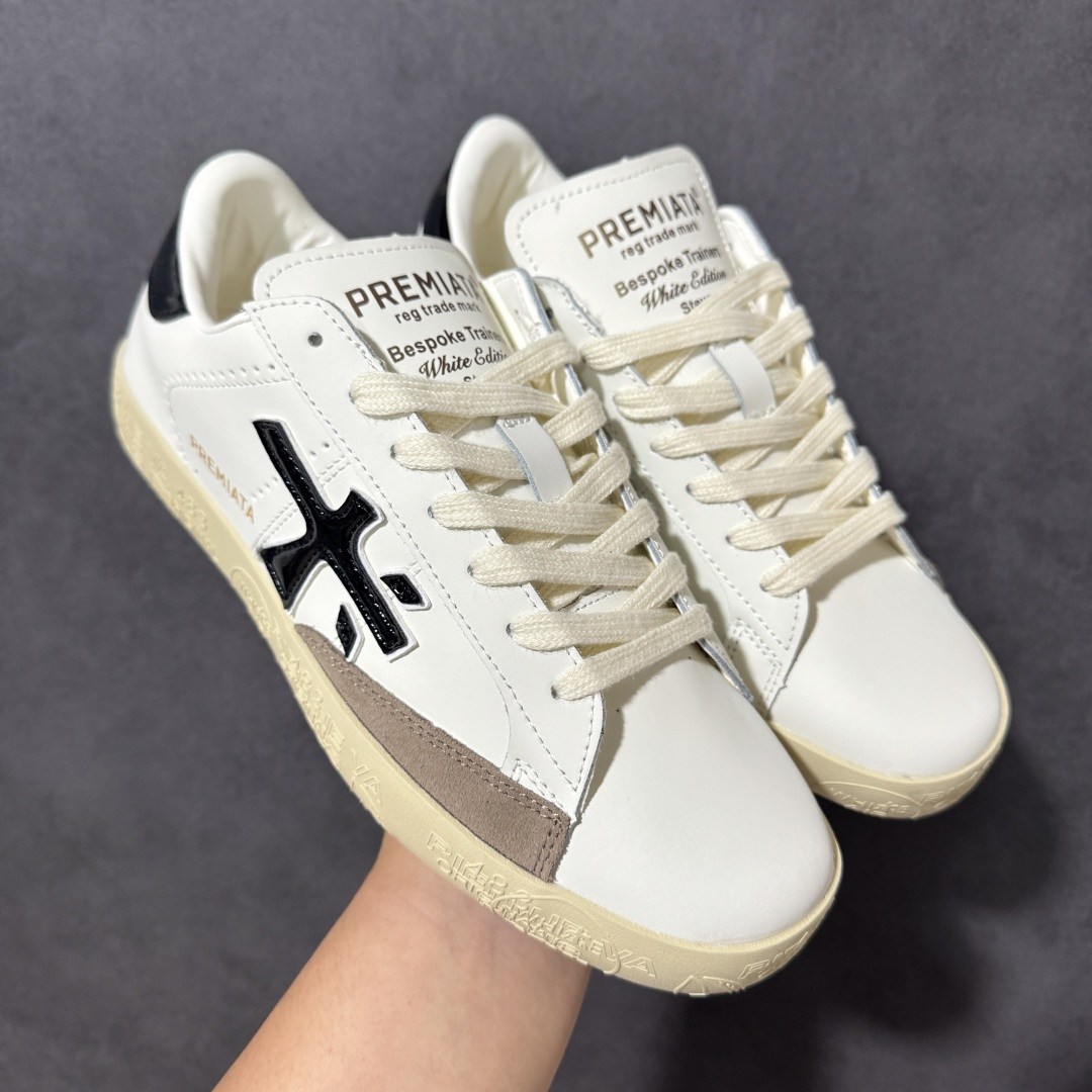 图片[6]-【公司级】普瑞米亚达 Premiata Lander Trainers 兰诺系列米字复古百搭休闲运动板鞋 premiata是意大利品牌PREMIATA依据国际高标准，使用意大利面料和精致皮革制做运动鞋，此外，根据不同的型号，采用世界各地优质技术供应商提供的鞋底。PREMIATA致力于将传统制鞋方法，以及高科技研发成果融入鞋履设计中。这个创立于1885年的制鞋品牌，通过对历史进行现代演绎，以极度热忱和无限创意打造出一款款鞋履作品，是顶级意大利手工艺代表。 普瑞米亚达意大利名品百年历史，所有工艺全手工打造，米“字一样的LOGO简称米字鞋。完美的融合了传统的制鞋方法和高科技研发成果，设计出了独具特色的外观，打造出了完全贴合人们脚型的鞋履。上脚舒适美… ❶面料：原版定制牛皮➕牛猄 ❷内里：原版定制羊皮 ❸垫脚：原版羊皮注塑成型 ❹大底：原版开模PU发泡大底 ❺包装：原版全套包装 货号：491514-W1EB7-1053 尺码：36-41没半码-选品中心