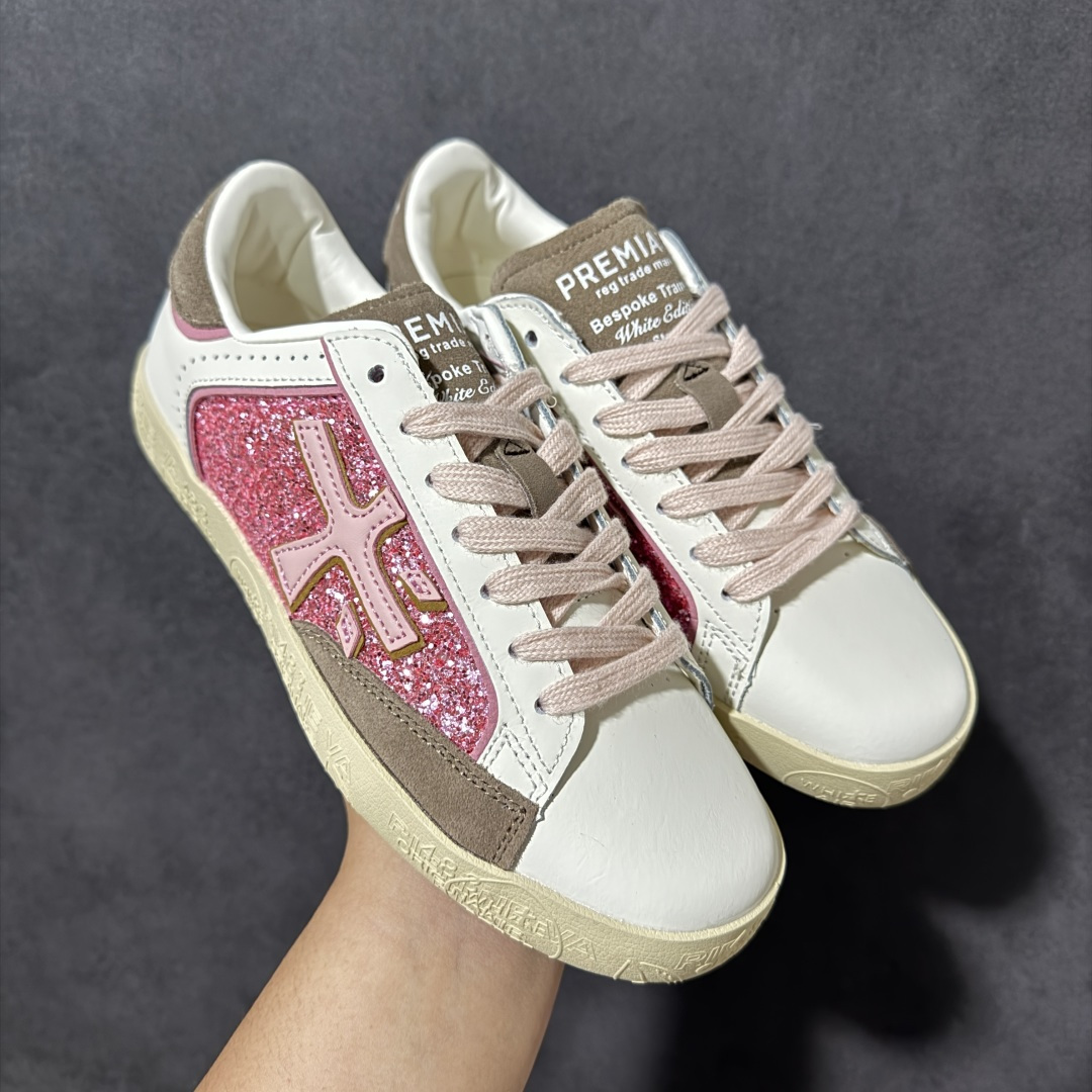 图片[3]-【公司级】普瑞米亚达 Premiata Lander Trainers 兰诺系列米字复古百搭休闲运动板鞋 premiata是意大利品牌PREMIATA依据国际高标准，使用意大利面料和精致皮革制做运动鞋，此外，根据不同的型号，采用世界各地优质技术供应商提供的鞋底。PREMIATA致力于将传统制鞋方法，以及高科技研发成果融入鞋履设计中。这个创立于1885年的制鞋品牌，通过对历史进行现代演绎，以极度热忱和无限创意打造出一款款鞋履作品，是顶级意大利手工艺代表。 普瑞米亚达意大利名品百年历史，所有工艺全手工打造，米“字一样的LOGO简称米字鞋。完美的融合了传统的制鞋方法和高科技研发成果，设计出了独具特色的外观，打造出了完全贴合人们脚型的鞋履。上脚舒适美… ❶面料：原版定制牛皮➕牛猄 ❷内里：原版定制羊皮 ❸垫脚：原版羊皮注塑成型 ❹大底：原版开模PU发泡大底 ❺包装：原版全套包装 货号：491514-W1EB7-1053 尺码：36-41没半码-选品中心