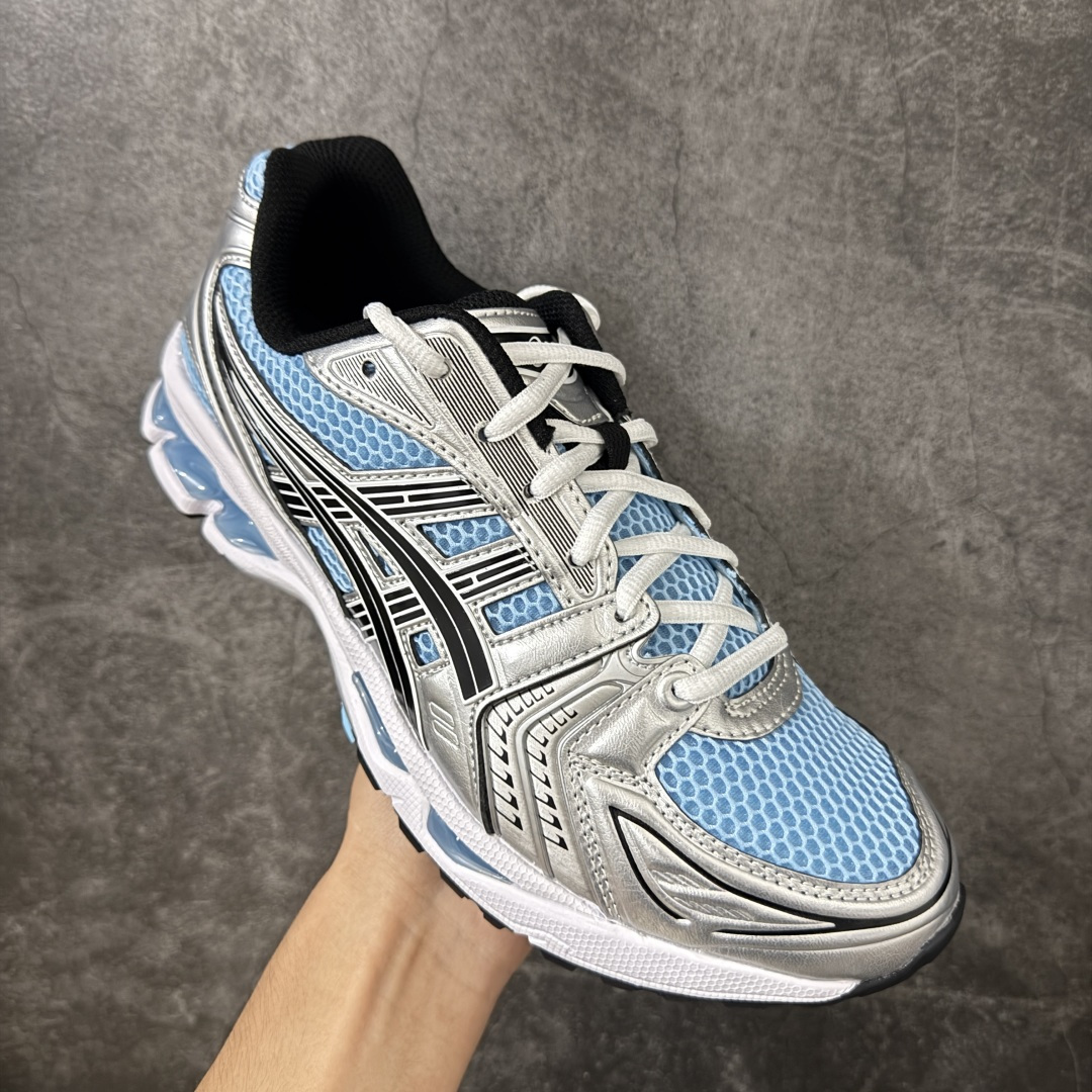 图片[3]-【总裁版】 ASICS GEL-KAYANO 14 亚瑟士系列轻量缓震休闲运动跑步鞋 市场天花板品质 鞋型细节秒杀市场流通版本 知名大厂出品 原版开发 细节完美把控 独家私模五层组合大底 原厂定制缓震硅胶加持 原盒原配 官方四联吊牌 一比一同步原鞋工艺和用料 后跟一样采用了GEL缓震胶 整体系列设计非常的科技感！ 锻炼跑步的同时让你一样时尚百搭！ 设计师 Hidenori Yamashita 以「Flash」一词为灵感，创造出未来感金属色鞋面，改造升级内在性能，由内而外全面革新，为 GEL-KAYANO 家族传承及经典跑鞋文化的延续，创下里程碑式作品。ASICS GEL – KAYANO 14 跑鞋重新诠释了复古的跑步形状，并以其 2000 年代后期的美学理念重新铺装，银色与蓝色的鞋面极为高档.网面铺陈与鞋面、鞋头多处细节位增添了透气性。ASICS GEL – KAYANO 14的鞋后跟部中底上以及多密度耐磨鞋底增加了 GEL 缓震胶，提供高抗冲击性、缓冲性、可保护脚部免受地面冲击的影响，穿着舒适性十足「入手同款」 尺码：36 37 37.5 38 39 39.5 40.5 41.5 42 42.5 43.5 44 45 46-选品中心