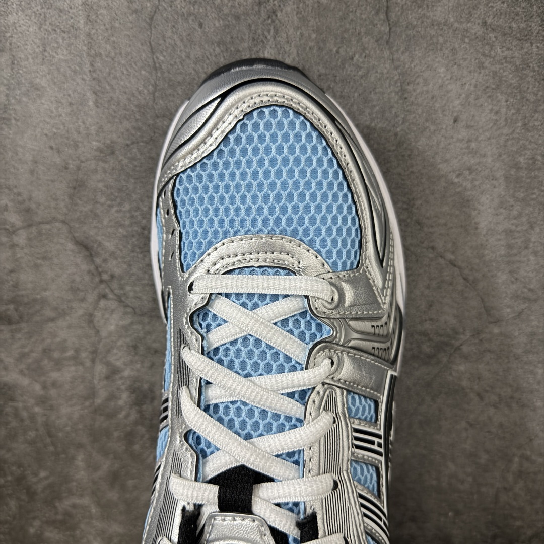 图片[5]-【总裁版】 ASICS GEL-KAYANO 14 亚瑟士系列轻量缓震休闲运动跑步鞋 市场天花板品质 鞋型细节秒杀市场流通版本 知名大厂出品 原版开发 细节完美把控 独家私模五层组合大底 原厂定制缓震硅胶加持 原盒原配 官方四联吊牌 一比一同步原鞋工艺和用料 后跟一样采用了GEL缓震胶 整体系列设计非常的科技感！ 锻炼跑步的同时让你一样时尚百搭！ 设计师 Hidenori Yamashita 以「Flash」一词为灵感，创造出未来感金属色鞋面，改造升级内在性能，由内而外全面革新，为 GEL-KAYANO 家族传承及经典跑鞋文化的延续，创下里程碑式作品。ASICS GEL – KAYANO 14 跑鞋重新诠释了复古的跑步形状，并以其 2000 年代后期的美学理念重新铺装，银色与蓝色的鞋面极为高档.网面铺陈与鞋面、鞋头多处细节位增添了透气性。ASICS GEL – KAYANO 14的鞋后跟部中底上以及多密度耐磨鞋底增加了 GEL 缓震胶，提供高抗冲击性、缓冲性、可保护脚部免受地面冲击的影响，穿着舒适性十足「入手同款」 尺码：36 37 37.5 38 39 39.5 40.5 41.5 42 42.5 43.5 44 45 46-选品中心