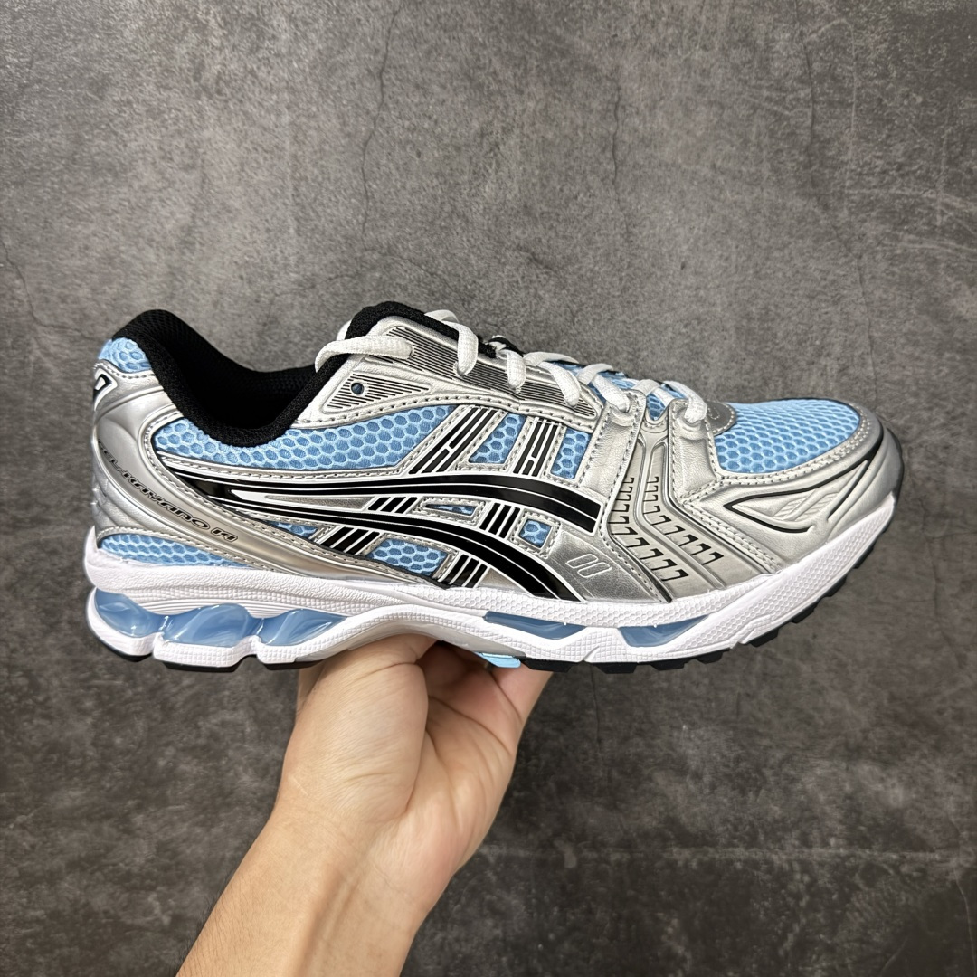 【总裁版】 ASICS GEL-KAYANO 14 亚瑟士系列轻量缓震休闲运动跑步鞋 市场天花板品质 鞋型细节秒杀市场流通版本 知名大厂出品 原版开发 细节完美把控 独家私模五层组合大底 原厂定制缓震硅胶加持 原盒原配 官方四联吊牌 一比一同步原鞋工艺和用料 后跟一样采用了GEL缓震胶 整体系列设计非常的科技感！ 锻炼跑步的同时让你一样时尚百搭！ 设计师 Hidenori Yamashita 以「Flash」一词为灵感，创造出未来感金属色鞋面，改造升级内在性能，由内而外全面革新，为 GEL-KAYANO 家族传承及经典跑鞋文化的延续，创下里程碑式作品。ASICS GEL - KAYANO 14 跑鞋重新诠释了复古的跑步形状，并以其 2000 年代后期的美学理念重新铺装，银色与蓝色的鞋面极为高档.网面铺陈与鞋面、鞋头多处细节位增添了透气性。ASICS GEL - KAYANO 14的鞋后跟部中底上以及多密度耐磨鞋底增加了 GEL 缓震胶，提供高抗冲击性、缓冲性、可保护脚部免受地面冲击的影响，穿着舒适性十足「入手同款」 尺码：36 37 37.5 38 39 39.5 40.5 41.5 42 42.5 43.5 44 45 46-选品中心