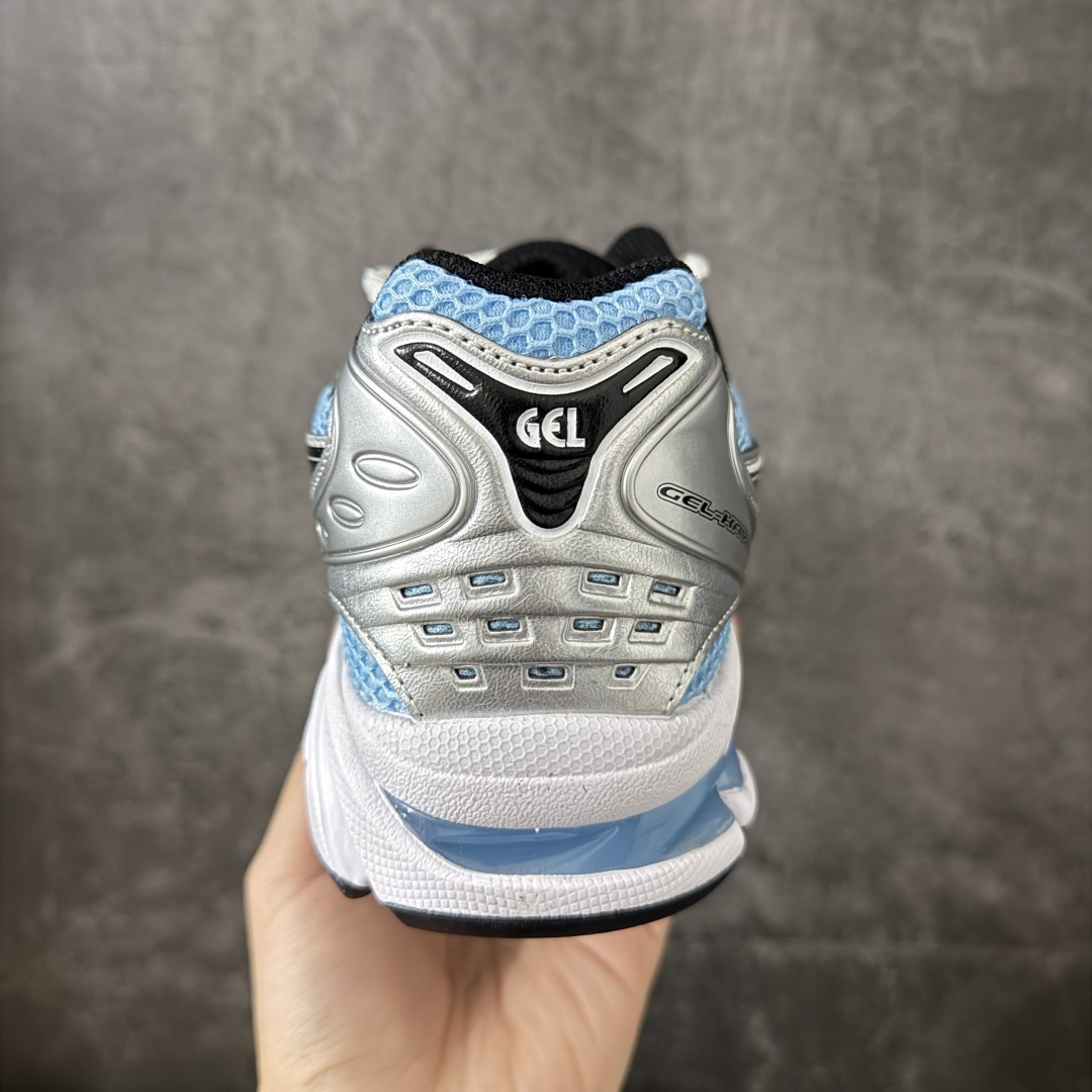 图片[4]-【总裁版】 ASICS GEL-KAYANO 14 亚瑟士系列轻量缓震休闲运动跑步鞋 市场天花板品质 鞋型细节秒杀市场流通版本 知名大厂出品 原版开发 细节完美把控 独家私模五层组合大底 原厂定制缓震硅胶加持 原盒原配 官方四联吊牌 一比一同步原鞋工艺和用料 后跟一样采用了GEL缓震胶 整体系列设计非常的科技感！ 锻炼跑步的同时让你一样时尚百搭！ 设计师 Hidenori Yamashita 以「Flash」一词为灵感，创造出未来感金属色鞋面，改造升级内在性能，由内而外全面革新，为 GEL-KAYANO 家族传承及经典跑鞋文化的延续，创下里程碑式作品。ASICS GEL – KAYANO 14 跑鞋重新诠释了复古的跑步形状，并以其 2000 年代后期的美学理念重新铺装，银色与蓝色的鞋面极为高档.网面铺陈与鞋面、鞋头多处细节位增添了透气性。ASICS GEL – KAYANO 14的鞋后跟部中底上以及多密度耐磨鞋底增加了 GEL 缓震胶，提供高抗冲击性、缓冲性、可保护脚部免受地面冲击的影响，穿着舒适性十足「入手同款」 尺码：36 37 37.5 38 39 39.5 40.5 41.5 42 42.5 43.5 44 45 46-选品中心