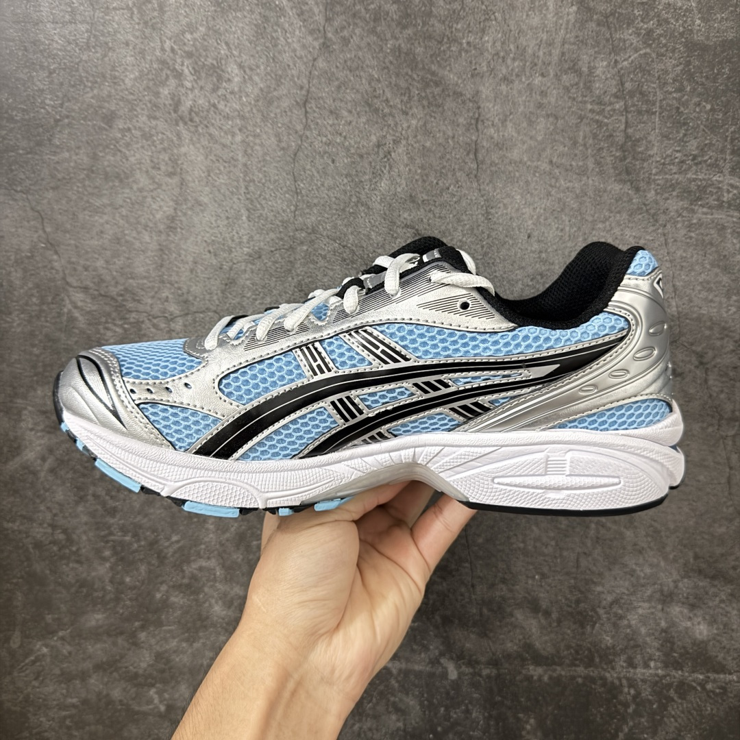 图片[2]-【总裁版】 ASICS GEL-KAYANO 14 亚瑟士系列轻量缓震休闲运动跑步鞋 市场天花板品质 鞋型细节秒杀市场流通版本 知名大厂出品 原版开发 细节完美把控 独家私模五层组合大底 原厂定制缓震硅胶加持 原盒原配 官方四联吊牌 一比一同步原鞋工艺和用料 后跟一样采用了GEL缓震胶 整体系列设计非常的科技感！ 锻炼跑步的同时让你一样时尚百搭！ 设计师 Hidenori Yamashita 以「Flash」一词为灵感，创造出未来感金属色鞋面，改造升级内在性能，由内而外全面革新，为 GEL-KAYANO 家族传承及经典跑鞋文化的延续，创下里程碑式作品。ASICS GEL – KAYANO 14 跑鞋重新诠释了复古的跑步形状，并以其 2000 年代后期的美学理念重新铺装，银色与蓝色的鞋面极为高档.网面铺陈与鞋面、鞋头多处细节位增添了透气性。ASICS GEL – KAYANO 14的鞋后跟部中底上以及多密度耐磨鞋底增加了 GEL 缓震胶，提供高抗冲击性、缓冲性、可保护脚部免受地面冲击的影响，穿着舒适性十足「入手同款」 尺码：36 37 37.5 38 39 39.5 40.5 41.5 42 42.5 43.5 44 45 46-选品中心