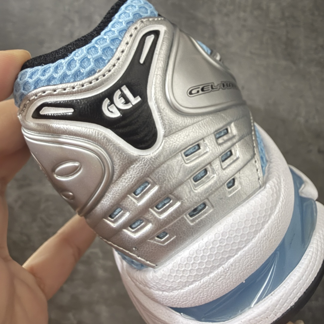 图片[2]-【总裁版】 ASICS GEL-KAYANO 14 亚瑟士系列轻量缓震休闲运动跑步鞋 市场天花板品质 鞋型细节秒杀市场流通版本 知名大厂出品 原版开发 细节完美把控 独家私模五层组合大底 原厂定制缓震硅胶加持 原盒原配 官方四联吊牌 一比一同步原鞋工艺和用料 后跟一样采用了GEL缓震胶 整体系列设计非常的科技感！ 锻炼跑步的同时让你一样时尚百搭！ 设计师 Hidenori Yamashita 以「Flash」一词为灵感，创造出未来感金属色鞋面，改造升级内在性能，由内而外全面革新，为 GEL-KAYANO 家族传承及经典跑鞋文化的延续，创下里程碑式作品。ASICS GEL – KAYANO 14 跑鞋重新诠释了复古的跑步形状，并以其 2000 年代后期的美学理念重新铺装，银色与蓝色的鞋面极为高档.网面铺陈与鞋面、鞋头多处细节位增添了透气性。ASICS GEL – KAYANO 14的鞋后跟部中底上以及多密度耐磨鞋底增加了 GEL 缓震胶，提供高抗冲击性、缓冲性、可保护脚部免受地面冲击的影响，穿着舒适性十足「入手同款」 尺码：36 37 37.5 38 39 39.5 40.5 41.5 42 42.5 43.5 44 45 46-选品中心