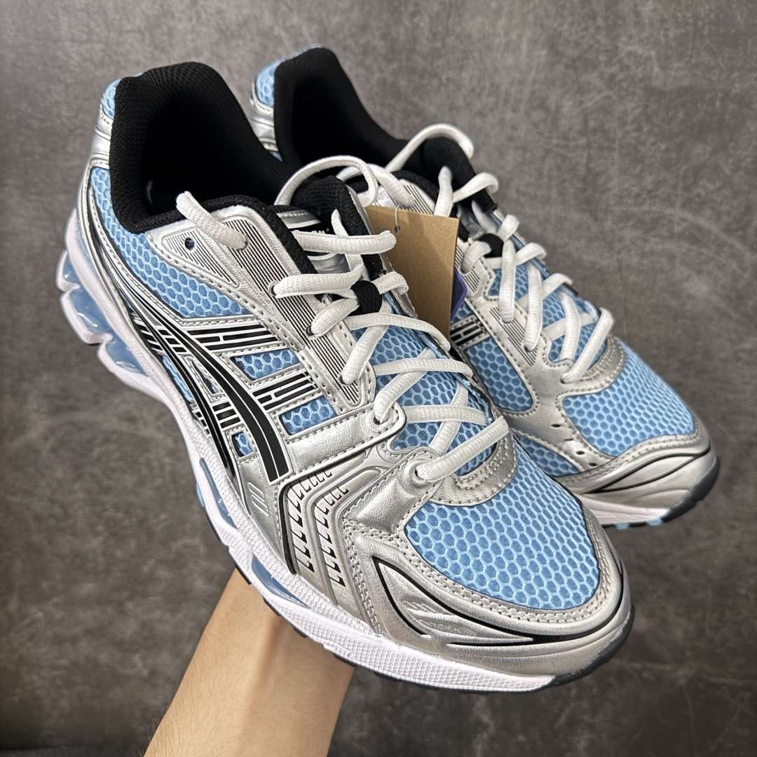 【总裁版】 ASICS GEL-KAYANO 14 亚瑟士系列轻量缓震休闲运动跑步鞋 市场天花板品质 鞋型细节秒杀市场流通版本 知名大厂出品 原版开发 细节完美把控 独家私模五层组合大底 原厂定制缓震硅胶加持 原盒原配 官方四联吊牌 一比一同步原鞋工艺和用料 后跟一样采用了GEL缓震胶 整体系列设计非常的科技感！ 锻炼跑步的同时让你一样时尚百搭！ 设计师 Hidenori Yamashita 以「Flash」一词为灵感，创造出未来感金属色鞋面，改造升级内在性能，由内而外全面革新，为 GEL-KAYANO 家族传承及经典跑鞋文化的延续，创下里程碑式作品。ASICS GEL - KAYANO 14 跑鞋重新诠释了复古的跑步形状，并以其 2000 年代后期的美学理念重新铺装，银色与蓝色的鞋面极为高档.网面铺陈与鞋面、鞋头多处细节位增添了透气性。ASICS GEL - KAYANO 14的鞋后跟部中底上以及多密度耐磨鞋底增加了 GEL 缓震胶，提供高抗冲击性、缓冲性、可保护脚部免受地面冲击的影响，穿着舒适性十足「入手同款」 尺码：36 37 37.5 38 39 39.5 40.5 41.5 42 42.5 43.5 44 45 46-选品中心