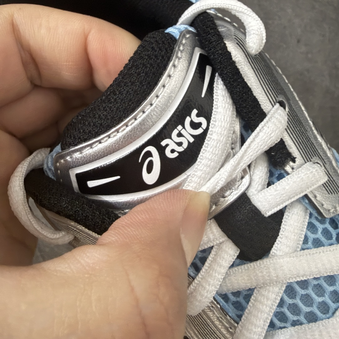 图片[6]-【总裁版】 ASICS GEL-KAYANO 14 亚瑟士系列轻量缓震休闲运动跑步鞋 市场天花板品质 鞋型细节秒杀市场流通版本 知名大厂出品 原版开发 细节完美把控 独家私模五层组合大底 原厂定制缓震硅胶加持 原盒原配 官方四联吊牌 一比一同步原鞋工艺和用料 后跟一样采用了GEL缓震胶 整体系列设计非常的科技感！ 锻炼跑步的同时让你一样时尚百搭！ 设计师 Hidenori Yamashita 以「Flash」一词为灵感，创造出未来感金属色鞋面，改造升级内在性能，由内而外全面革新，为 GEL-KAYANO 家族传承及经典跑鞋文化的延续，创下里程碑式作品。ASICS GEL – KAYANO 14 跑鞋重新诠释了复古的跑步形状，并以其 2000 年代后期的美学理念重新铺装，银色与蓝色的鞋面极为高档.网面铺陈与鞋面、鞋头多处细节位增添了透气性。ASICS GEL – KAYANO 14的鞋后跟部中底上以及多密度耐磨鞋底增加了 GEL 缓震胶，提供高抗冲击性、缓冲性、可保护脚部免受地面冲击的影响，穿着舒适性十足「入手同款」 尺码：36 37 37.5 38 39 39.5 40.5 41.5 42 42.5 43.5 44 45 46-选品中心
