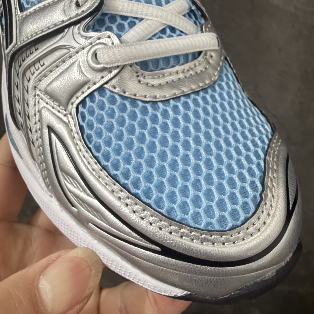 图片[5]-【总裁版】 ASICS GEL-KAYANO 14 亚瑟士系列轻量缓震休闲运动跑步鞋 市场天花板品质 鞋型细节秒杀市场流通版本 知名大厂出品 原版开发 细节完美把控 独家私模五层组合大底 原厂定制缓震硅胶加持 原盒原配 官方四联吊牌 一比一同步原鞋工艺和用料 后跟一样采用了GEL缓震胶 整体系列设计非常的科技感！ 锻炼跑步的同时让你一样时尚百搭！ 设计师 Hidenori Yamashita 以「Flash」一词为灵感，创造出未来感金属色鞋面，改造升级内在性能，由内而外全面革新，为 GEL-KAYANO 家族传承及经典跑鞋文化的延续，创下里程碑式作品。ASICS GEL – KAYANO 14 跑鞋重新诠释了复古的跑步形状，并以其 2000 年代后期的美学理念重新铺装，银色与蓝色的鞋面极为高档.网面铺陈与鞋面、鞋头多处细节位增添了透气性。ASICS GEL – KAYANO 14的鞋后跟部中底上以及多密度耐磨鞋底增加了 GEL 缓震胶，提供高抗冲击性、缓冲性、可保护脚部免受地面冲击的影响，穿着舒适性十足「入手同款」 尺码：36 37 37.5 38 39 39.5 40.5 41.5 42 42.5 43.5 44 45 46-选品中心