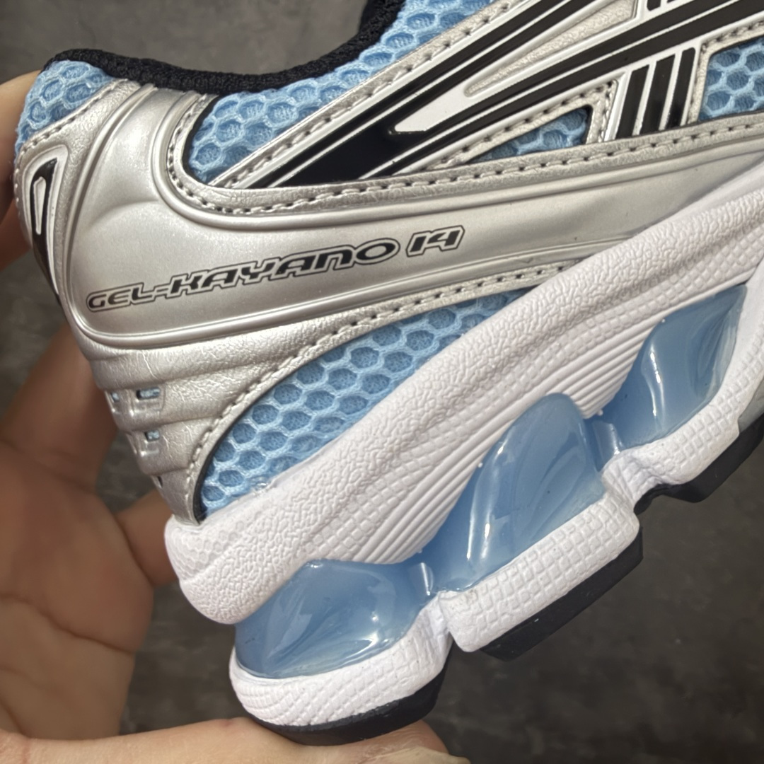 图片[3]-【总裁版】 ASICS GEL-KAYANO 14 亚瑟士系列轻量缓震休闲运动跑步鞋 市场天花板品质 鞋型细节秒杀市场流通版本 知名大厂出品 原版开发 细节完美把控 独家私模五层组合大底 原厂定制缓震硅胶加持 原盒原配 官方四联吊牌 一比一同步原鞋工艺和用料 后跟一样采用了GEL缓震胶 整体系列设计非常的科技感！ 锻炼跑步的同时让你一样时尚百搭！ 设计师 Hidenori Yamashita 以「Flash」一词为灵感，创造出未来感金属色鞋面，改造升级内在性能，由内而外全面革新，为 GEL-KAYANO 家族传承及经典跑鞋文化的延续，创下里程碑式作品。ASICS GEL – KAYANO 14 跑鞋重新诠释了复古的跑步形状，并以其 2000 年代后期的美学理念重新铺装，银色与蓝色的鞋面极为高档.网面铺陈与鞋面、鞋头多处细节位增添了透气性。ASICS GEL – KAYANO 14的鞋后跟部中底上以及多密度耐磨鞋底增加了 GEL 缓震胶，提供高抗冲击性、缓冲性、可保护脚部免受地面冲击的影响，穿着舒适性十足「入手同款」 尺码：36 37 37.5 38 39 39.5 40.5 41.5 42 42.5 43.5 44 45 46-选品中心