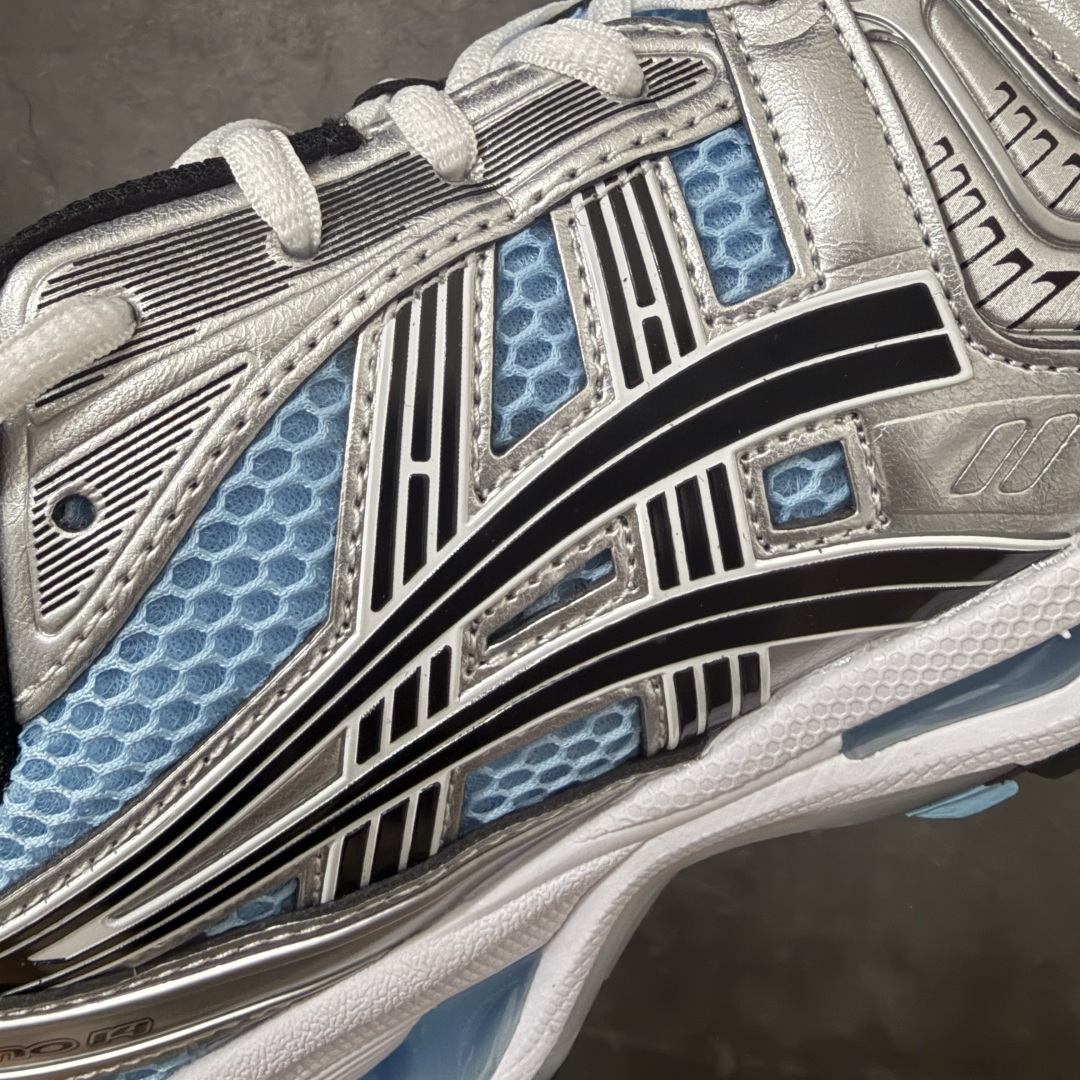 图片[4]-【总裁版】 ASICS GEL-KAYANO 14 亚瑟士系列轻量缓震休闲运动跑步鞋 市场天花板品质 鞋型细节秒杀市场流通版本 知名大厂出品 原版开发 细节完美把控 独家私模五层组合大底 原厂定制缓震硅胶加持 原盒原配 官方四联吊牌 一比一同步原鞋工艺和用料 后跟一样采用了GEL缓震胶 整体系列设计非常的科技感！ 锻炼跑步的同时让你一样时尚百搭！ 设计师 Hidenori Yamashita 以「Flash」一词为灵感，创造出未来感金属色鞋面，改造升级内在性能，由内而外全面革新，为 GEL-KAYANO 家族传承及经典跑鞋文化的延续，创下里程碑式作品。ASICS GEL – KAYANO 14 跑鞋重新诠释了复古的跑步形状，并以其 2000 年代后期的美学理念重新铺装，银色与蓝色的鞋面极为高档.网面铺陈与鞋面、鞋头多处细节位增添了透气性。ASICS GEL – KAYANO 14的鞋后跟部中底上以及多密度耐磨鞋底增加了 GEL 缓震胶，提供高抗冲击性、缓冲性、可保护脚部免受地面冲击的影响，穿着舒适性十足「入手同款」 尺码：36 37 37.5 38 39 39.5 40.5 41.5 42 42.5 43.5 44 45 46-选品中心