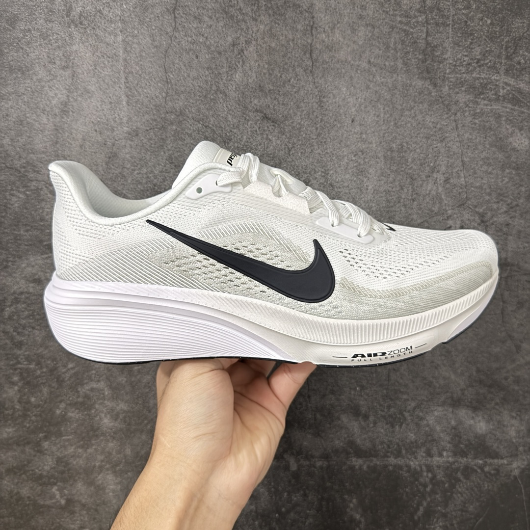 【XE纯原】Nike Air Zoom Pegasus 42 登月42代超级飞马系列马拉松跑步鞋 平台专供 充正品质 之前未流通市场版本 内里嵌入定型海绵 中底搭载前Zoom+全掌React配置 全部原鞋开发打造 所有细节全部同步原版 全新一代拥有 Zoom Air 一如既往的稳定感和流畅感 鞋面采用工程网眼设计 为特定高热区域营造出色透气性 进一步增加鞋面的穿孔数量 让足部能够快速散热 中足搭配 Flywire 飞线 在高速运动时营造舒适稳定的贴合感 内置Zoon气垫加持 动力十足！ 货号：IB1873-101 尺码：39-48.5-选品中心