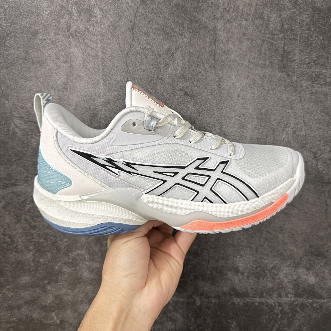 【公司级】Asics Swiftace Yuki 稳定耐磨 舒适透气 亚瑟士 低帮专业排球训练鞋 鞋面采用柔软易弯曲的网布鞋面 结合印花加固结构 提高透气性的同时增强稳定性 后跟内置气垫进一步提升缓冲性 TRUSSTIC 中定稳定片设计 为足部提供良好的稳定性 大底多方向凹槽设计 提供多方向移动的抓地性提升运动员在球场上的灵活度 货号：1063A114-101 尺码：40.5 41.5 42 42.5 43.5 44 45 46-选品中心