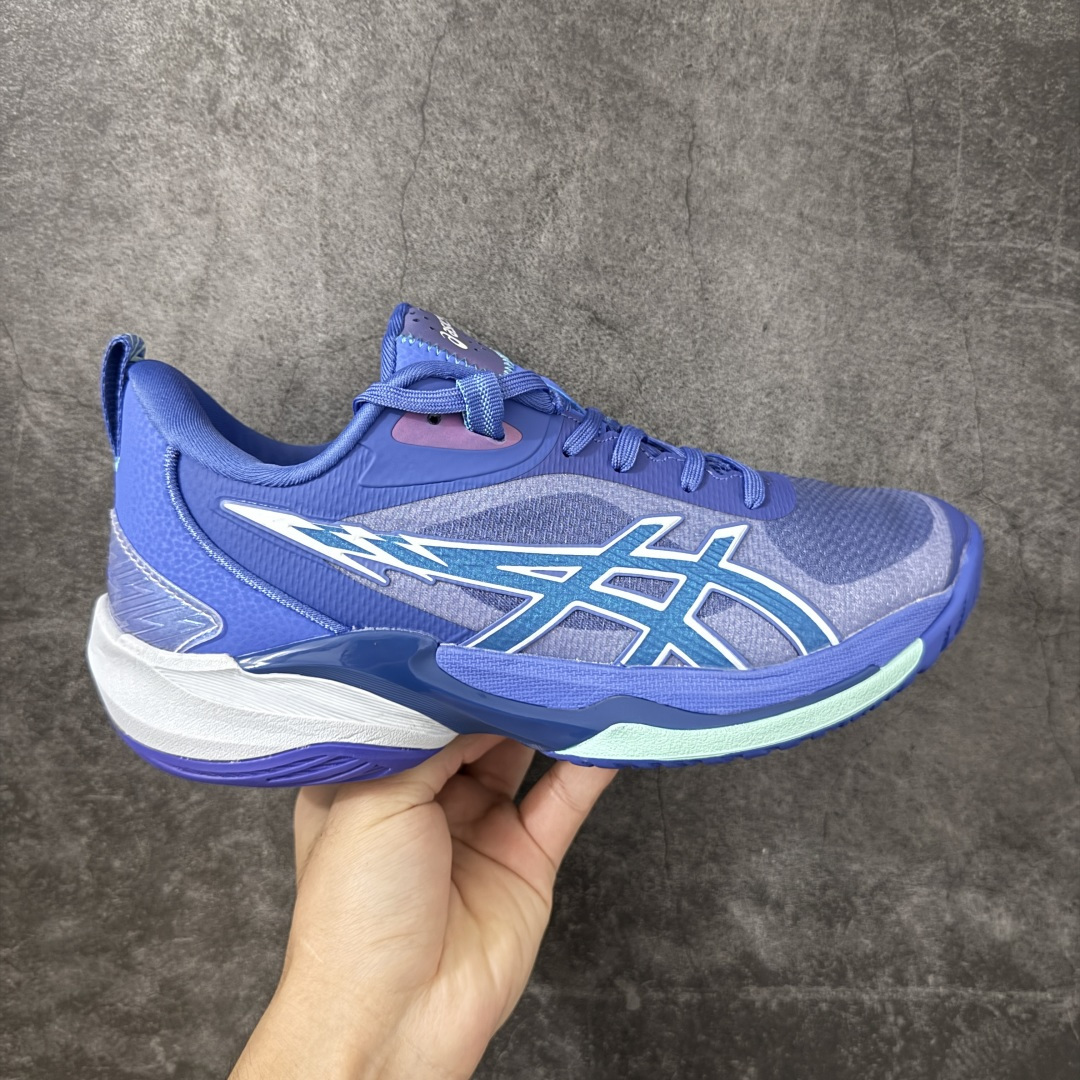 【公司级】Asics Swiftace Yuki 稳定耐磨 舒适透气 亚瑟士 低帮专业排球训练鞋 鞋面采用柔软易弯曲的网布鞋面 结合印花加固结构 提高透气性的同时增强稳定性 后跟内置气垫进一步提升缓冲性 TRUSSTIC 中定稳定片设计 为足部提供良好的稳定性 大底多方向凹槽设计 提供多方向移动的抓地性提升运动员在球场上的灵活度 货号：1063A114-400 尺码：40.5 41.5 42 42.5 43.5 44 45 46-选品中心