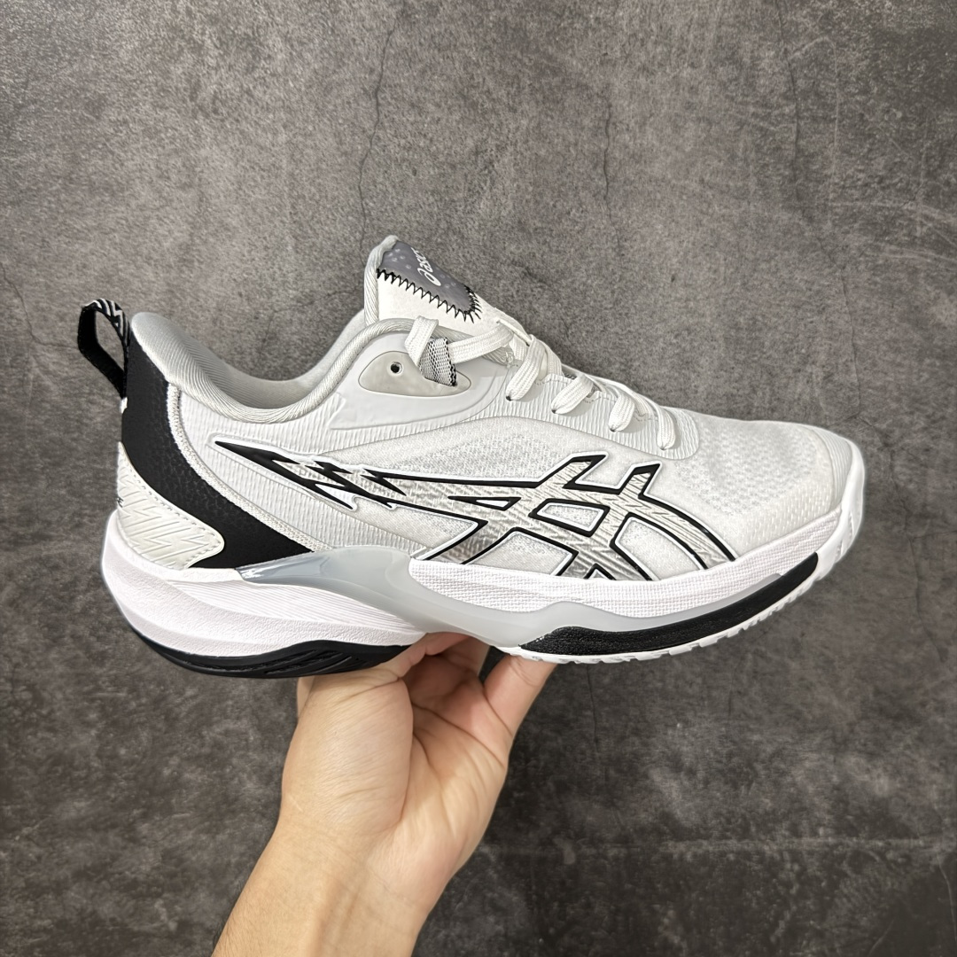 【公司级】Asics Swiftace Yuki 稳定耐磨 舒适透气 亚瑟士 低帮专业排球训练鞋 鞋面采用柔软易弯曲的网布鞋面 结合印花加固结构 提高透气性的同时增强稳定性 后跟内置气垫进一步提升缓冲性 TRUSSTIC 中定稳定片设计 为足部提供良好的稳定性 大底多方向凹槽设计 提供多方向移动的抓地性提升运动员在球场上的灵活度 货号：1063A114-100 尺码：40.5 41.5 42 42.5 43.5 44 45 46-选品中心