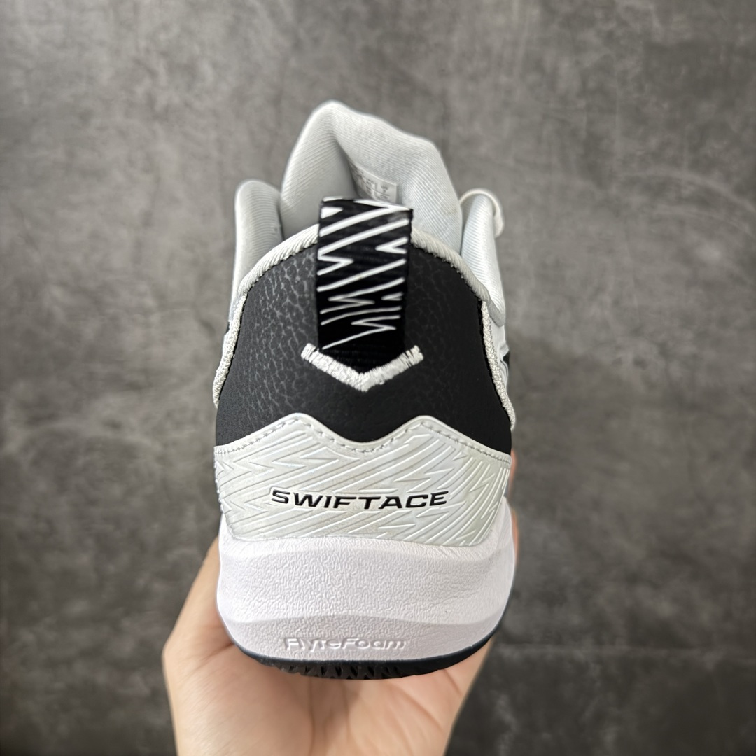 图片[4]-【公司级】Asics Swiftace Yuki 稳定耐磨 舒适透气 亚瑟士 低帮专业排球训练鞋 鞋面采用柔软易弯曲的网布鞋面 结合印花加固结构 提高透气性的同时增强稳定性 后跟内置气垫进一步提升缓冲性 TRUSSTIC 中定稳定片设计 为足部提供良好的稳定性 大底多方向凹槽设计 提供多方向移动的抓地性提升运动员在球场上的灵活度 货号：1063A114-100 尺码：40.5 41.5 42 42.5 43.5 44 45 46-选品中心