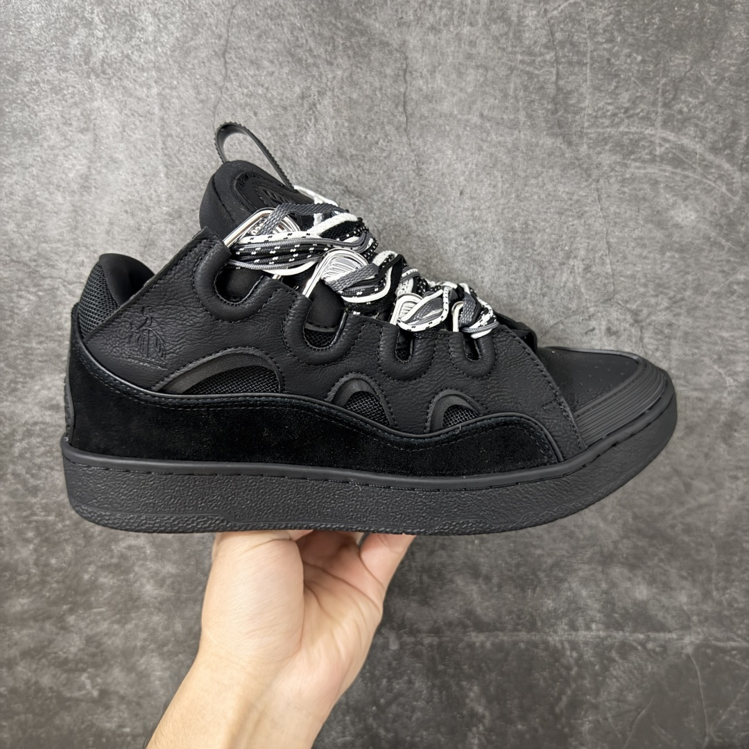 【YH纯原版】 Lanvin Leather Curb Sneakers 浪凡面包鞋 现货 原版1：1开模重工艺制作 面料采用进口牛磨砂➕环保牛反绒➕金钢网织物 内里柔软透气太空棉面料 原版开模双色TPU大底 顶级品质 区别市场流通其他货品 Leather是一款灵感源自90年代的运动鞋 设计自信 尺寸夸张 这款鞋由纳帕小牛皮、翻毛皮和网眼布制成 圆润的外形、加垫的鞋舌和弯曲的金属孔眼使这款精心打造的鞋格外舒适 尺码：36-47-选品中心