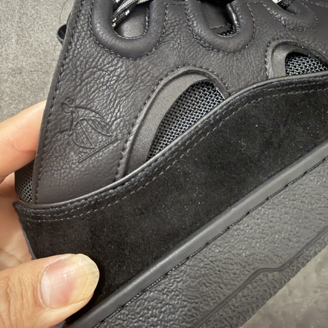 图片[3]-【YH纯原版】 Lanvin Leather Curb Sneakers 浪凡面包鞋 现货 原版1：1开模重工艺制作 面料采用进口牛磨砂➕环保牛反绒➕金钢网织物 内里柔软透气太空棉面料 原版开模双色TPU大底 顶级品质 区别市场流通其他货品 Leather是一款灵感源自90年代的运动鞋 设计自信 尺寸夸张 这款鞋由纳帕小牛皮、翻毛皮和网眼布制成 圆润的外形、加垫的鞋舌和弯曲的金属孔眼使这款精心打造的鞋格外舒适 尺码：36-47-选品中心