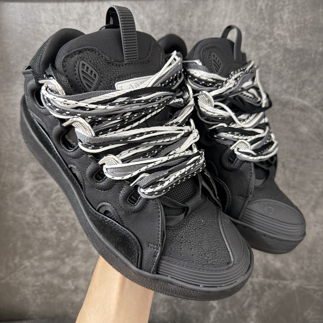 【YH纯原版】 Lanvin Leather Curb Sneakers 浪凡面包鞋 现货 原版1：1开模重工艺制作 面料采用进口牛磨砂➕环保牛反绒➕金钢网织物 内里柔软透气太空棉面料 原版开模双色TPU大底 顶级品质 区别市场流通其他货品 Leather是一款灵感源自90年代的运动鞋 设计自信 尺寸夸张 这款鞋由纳帕小牛皮、翻毛皮和网眼布制成 圆润的外形、加垫的鞋舌和弯曲的金属孔眼使这款精心打造的鞋格外舒适 尺码：36-47-选品中心