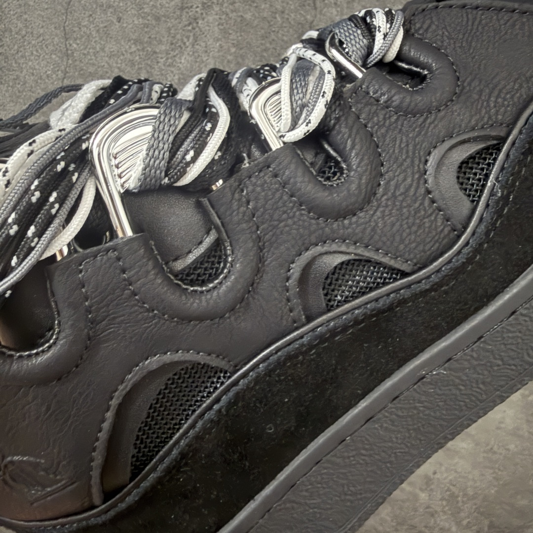 图片[4]-【YH纯原版】 Lanvin Leather Curb Sneakers 浪凡面包鞋 现货 原版1：1开模重工艺制作 面料采用进口牛磨砂➕环保牛反绒➕金钢网织物 内里柔软透气太空棉面料 原版开模双色TPU大底 顶级品质 区别市场流通其他货品 Leather是一款灵感源自90年代的运动鞋 设计自信 尺寸夸张 这款鞋由纳帕小牛皮、翻毛皮和网眼布制成 圆润的外形、加垫的鞋舌和弯曲的金属孔眼使这款精心打造的鞋格外舒适 尺码：36-47-选品中心