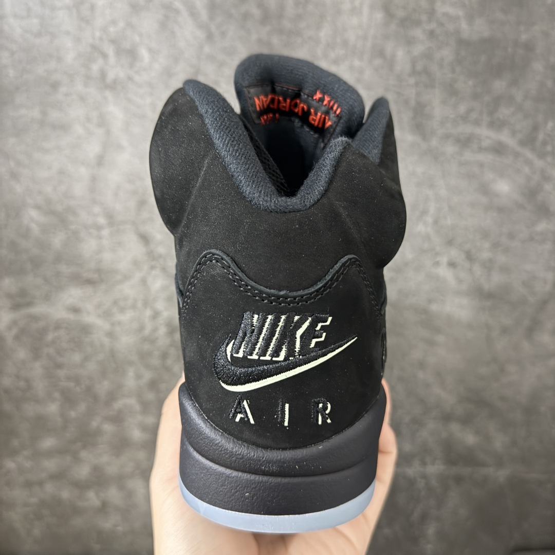 图片[4]-【纯原外贸版】Air Jordan 5 Retro OG AJ5 乔5万圣节 货号：HQ7978-001 #整鞋以黑色为主鞋面，中底火焰纹路；侧身23logo，后跟标识，鞋舌飞人标均辅荧光，全鞋身多处夜光细节 尺码：40 40.5 41 42 42.5 43 44 44.5 45 46 47.5-选品中心