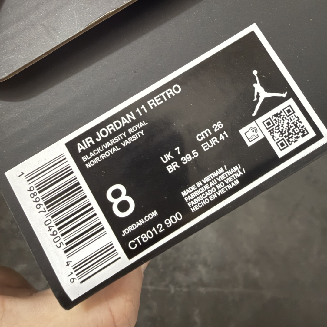 图片[6]-【原厂版】Air Jordan 11 “Space Jam”Black/Varsity Royal-White AJ11 复刻大灌篮 货号：CT8012-900   原楦原档案数据开模打造 原厂中底拉帮钢印 原厂漆皮 防冻不开裂 头层皮料 原装鞋撑 水晶大底正确色度色泽 原楦原数据刺绣 原厂车缝走线及对位 毫厘不差 飞人logo采用原数据电脑刺绣 原装正品碳纤维真实碳板 增强抗扭 原内标 原盒标 正确官方原盒 原厂防氧化水晶外底 原厂配套厂全掌solo气垫 尺码：36-47.5含半码-选品中心