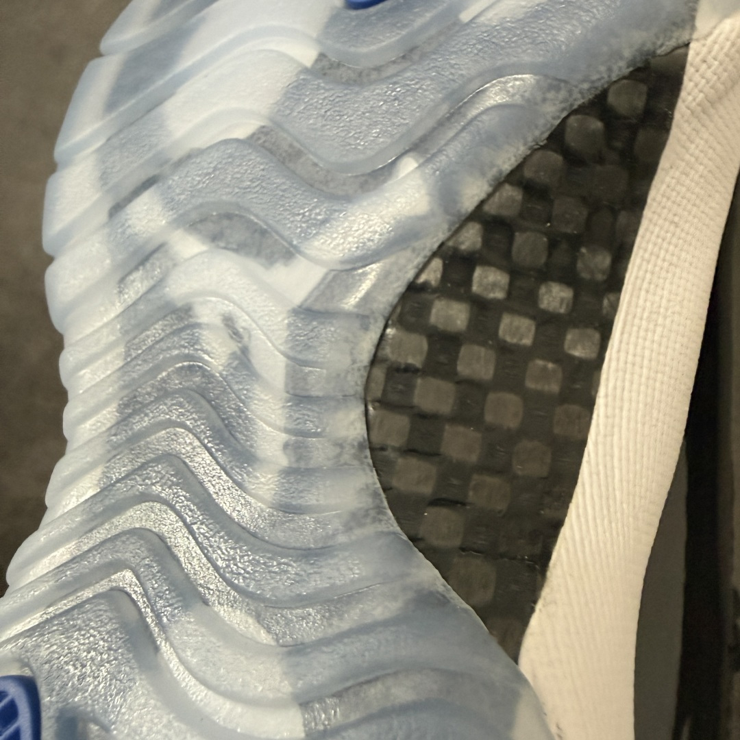图片[5]-【原厂版】Air Jordan 11 “Space Jam”Black/Varsity Royal-White AJ11 复刻大灌篮 货号：CT8012-900   原楦原档案数据开模打造 原厂中底拉帮钢印 原厂漆皮 防冻不开裂 头层皮料 原装鞋撑 水晶大底正确色度色泽 原楦原数据刺绣 原厂车缝走线及对位 毫厘不差 飞人logo采用原数据电脑刺绣 原装正品碳纤维真实碳板 增强抗扭 原内标 原盒标 正确官方原盒 原厂防氧化水晶外底 原厂配套厂全掌solo气垫 尺码：36-47.5含半码-选品中心