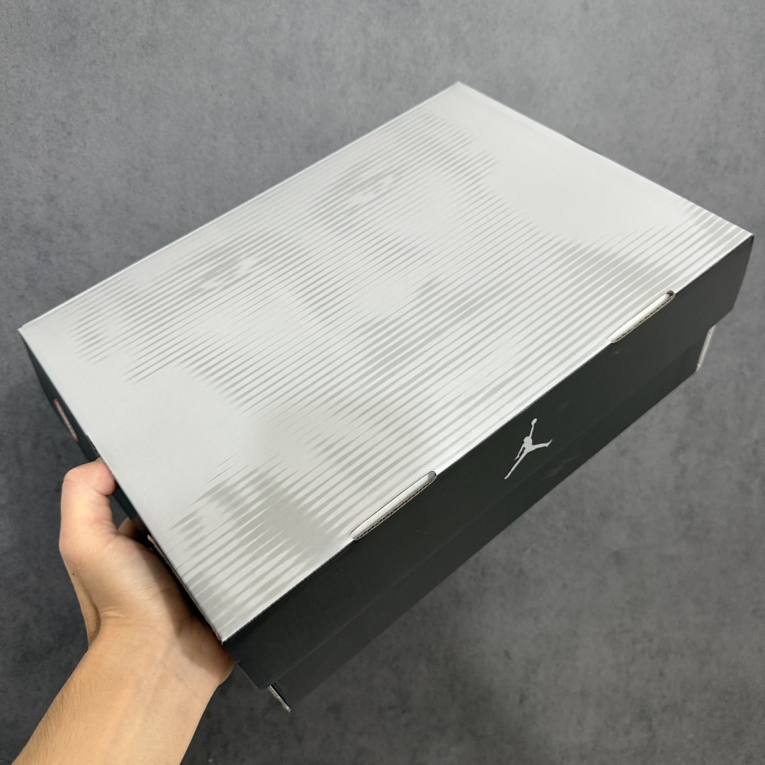 图片[7]-【原厂版】Air Jordan 11 “Space Jam”Black/Varsity Royal-White AJ11 复刻大灌篮 货号：CT8012-900   原楦原档案数据开模打造 原厂中底拉帮钢印 原厂漆皮 防冻不开裂 头层皮料 原装鞋撑 水晶大底正确色度色泽 原楦原数据刺绣 原厂车缝走线及对位 毫厘不差 飞人logo采用原数据电脑刺绣 原装正品碳纤维真实碳板 增强抗扭 原内标 原盒标 正确官方原盒 原厂防氧化水晶外底 原厂配套厂全掌solo气垫 尺码：36-47.5含半码-选品中心