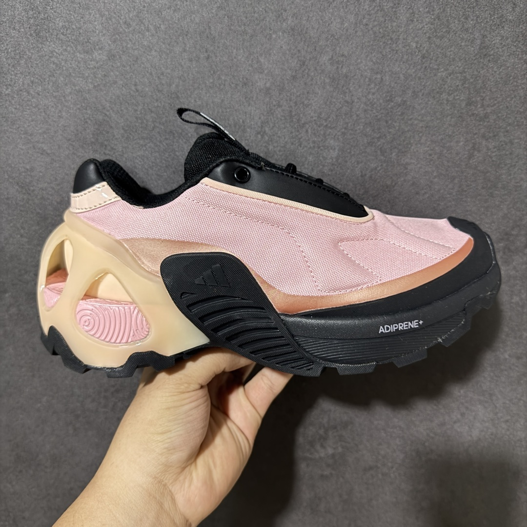 【公司级】阿迪达斯 Adidas Ozweego Adiprene 水管复古老爹鞋厚底增高老爹爹百搭慢跑鞋 鞋面透气织物与出众皮革相互拼接,营造丰富层次,中底 adiPRENE+ 则提供穿着过程中的优良支撑,进一步提升舒适度,特别之处在于后跟半透明导管加持,个性又独特!最后辅以醒目色调营造强烈视觉反差,不凡的吸睛效果让人过目难忘 。 尺码:36-40带半码-选品中心