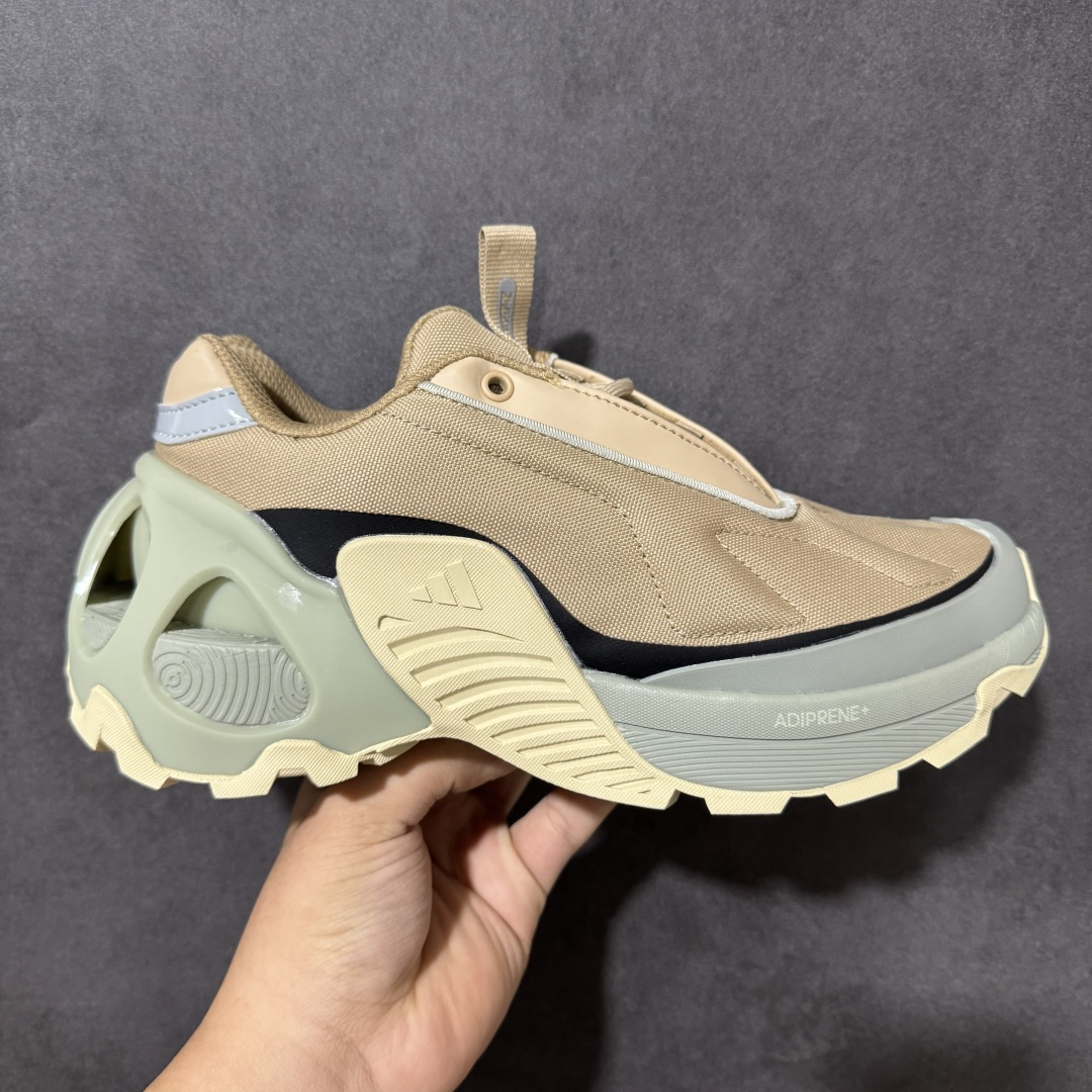 【公司级】阿迪达斯 Adidas Ozweego Adiprene 水管复古老爹鞋厚底增高老爹爹百搭慢跑鞋 鞋面透气织物与出众皮革相互拼接,营造丰富层次,中底 adiPRENE+ 则提供穿着过程中的优良支撑,进一步提升舒适度,特别之处在于后跟半透明导管加持,个性又独特!最后辅以醒目色调营造强烈视觉反差,不凡的吸睛效果让人过目难忘 。 尺码:40-45带半码-选品中心