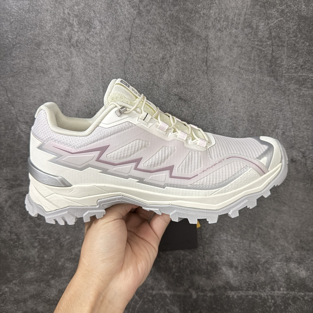 【KS纯原】凯乐石KAILAS 远征5 FLT 舒适简约经典登山 防滑耐磨防水 低帮 徒步鞋 鞋面材质:运用耐磨防砂网布,能防止沙石进入鞋内,同时具备良好的透气性,可让脚部保持干爽。 鞋底性能:搭载Vibram防滑耐磨大底,有出色的抓地力,仿鲨齿纹路设计,能应对各种复杂路面;鞋底还能提供良好的稳定性和支撑力,减少脚部疲劳。 \\t防水技术:采用FILTERTEC防水透气技术,防水指数高达8000mm H₂O,能有效防止雨水渗透,同时能保持脚面干爽。 \\t细节设计:鞋头采用橡胶防撞包边,保护脚趾免受伤害;鞋舌一体式设计,防止碎石泥沙进入;采用亚洲人脚型鞋楦设计,配合中腰包裹,提高舒适性。 适用场景:适合多日或单日轻装徒步,也可用于城市通勤,是一双兼顾户外与日常穿着的多功能鞋子。 尺码:36-40-选品中心