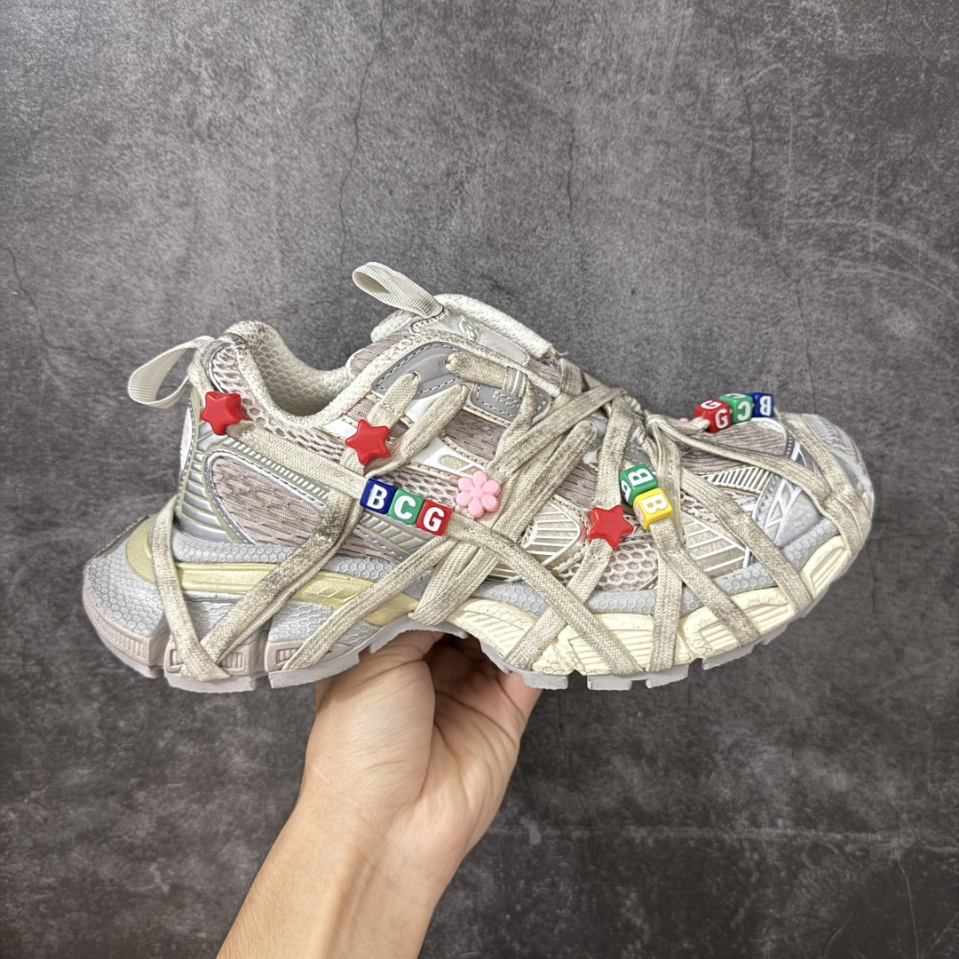 【XA纯原】BALENCIAGA 3XL Sneakers 巴黎世家十代网布系带低帮走秀复古老爹鞋 挂饰 串珠扣子配饰款 全新版本 全新顶端品质 全套原纸板楦头开发 最原汁原味的灵魂版型 全鞋荧光划线卡点 胶水把控整洁度追求极致完美 每一双都是工艺品 多重QC质检 超越公司货的品控标准 实实在在的免检产品 原盒原配 正确字体电绣 粗细、位置、大小正确 侧边TPU 透气孔匹配意产原版 正确分离大底 TPU软底 原版一致大底LOGO 立体感十足 原厂皮料水洗做旧 采购原厂网纱 不含皮革 网布材料和聚氨酯 磨损效果 鞋头边缘和后帮 Balenciaga 徽标 鞋面和后跟凸印尺码 鞋舌 3XL 橡胶品牌标识和反光细节 鞋帮拉袢和鞋舌拉祥 配反光细节 备用鞋带在鞋履前侧 可在穿着前取下 便于不同造型搭配 正常尺码 尺码:35 36 37 38 39 40 41 42 43 44 45 46-选品中心