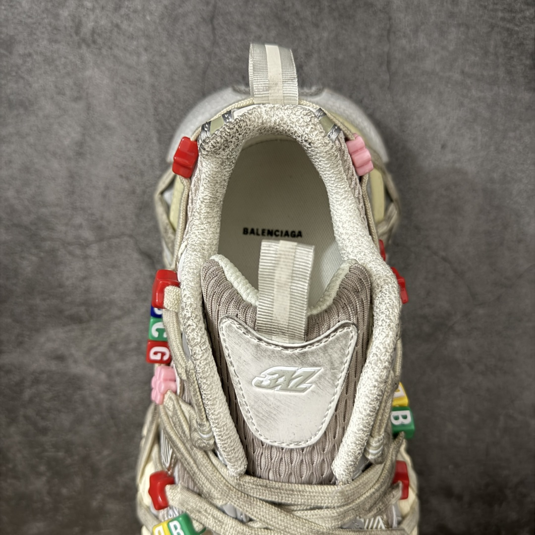 图片[8]-【XA纯原】BALENCIAGA 3XL Sneakers 巴黎世家十代网布系带低帮走秀复古老爹鞋 挂饰 串珠扣子配饰款 全新版本 全新顶端品质 全套原纸板楦头开发 最原汁原味的灵魂版型 全鞋荧光划线卡点 胶水把控整洁度追求极致完美 每一双都是工艺品 多重QC质检 超越公司货的品控标准 实实在在的免检产品 原盒原配 正确字体电绣 粗细、位置、大小正确 侧边TPU 透气孔匹配意产原版 正确分离大底 TPU软底 原版一致大底LOGO 立体感十足 原厂皮料水洗做旧 采购原厂网纱 不含皮革 网布材料和聚氨酯 磨损效果 鞋头边缘和后帮 Balenciaga 徽标 鞋面和后跟凸印尺码 鞋舌 3XL 橡胶品牌标识和反光细节 鞋帮拉袢和鞋舌拉祥 配反光细节 备用鞋带在鞋履前侧 可在穿着前取下 便于不同造型搭配 正常尺码 尺码：35 36 37 38 39 40 41 42 43 44 45 46-选品中心