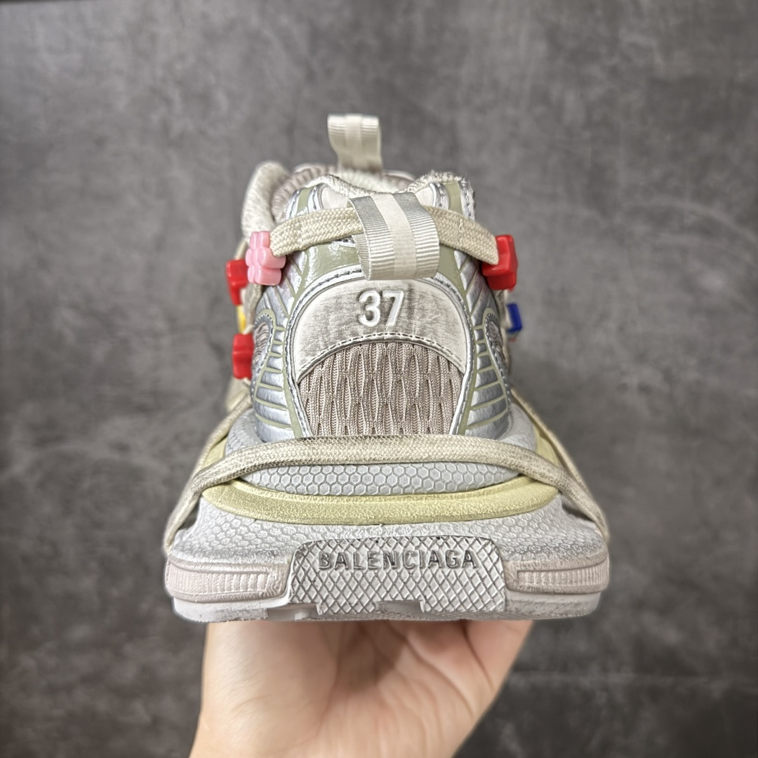图片[4]-【XA纯原】BALENCIAGA 3XL Sneakers 巴黎世家十代网布系带低帮走秀复古老爹鞋 挂饰 串珠扣子配饰款 全新版本 全新顶端品质 全套原纸板楦头开发 最原汁原味的灵魂版型 全鞋荧光划线卡点 胶水把控整洁度追求极致完美 每一双都是工艺品 多重QC质检 超越公司货的品控标准 实实在在的免检产品 原盒原配 正确字体电绣 粗细、位置、大小正确 侧边TPU 透气孔匹配意产原版 正确分离大底 TPU软底 原版一致大底LOGO 立体感十足 原厂皮料水洗做旧 采购原厂网纱 不含皮革 网布材料和聚氨酯 磨损效果 鞋头边缘和后帮 Balenciaga 徽标 鞋面和后跟凸印尺码 鞋舌 3XL 橡胶品牌标识和反光细节 鞋帮拉袢和鞋舌拉祥 配反光细节 备用鞋带在鞋履前侧 可在穿着前取下 便于不同造型搭配 正常尺码 尺码：35 36 37 38 39 40 41 42 43 44 45 46-选品中心