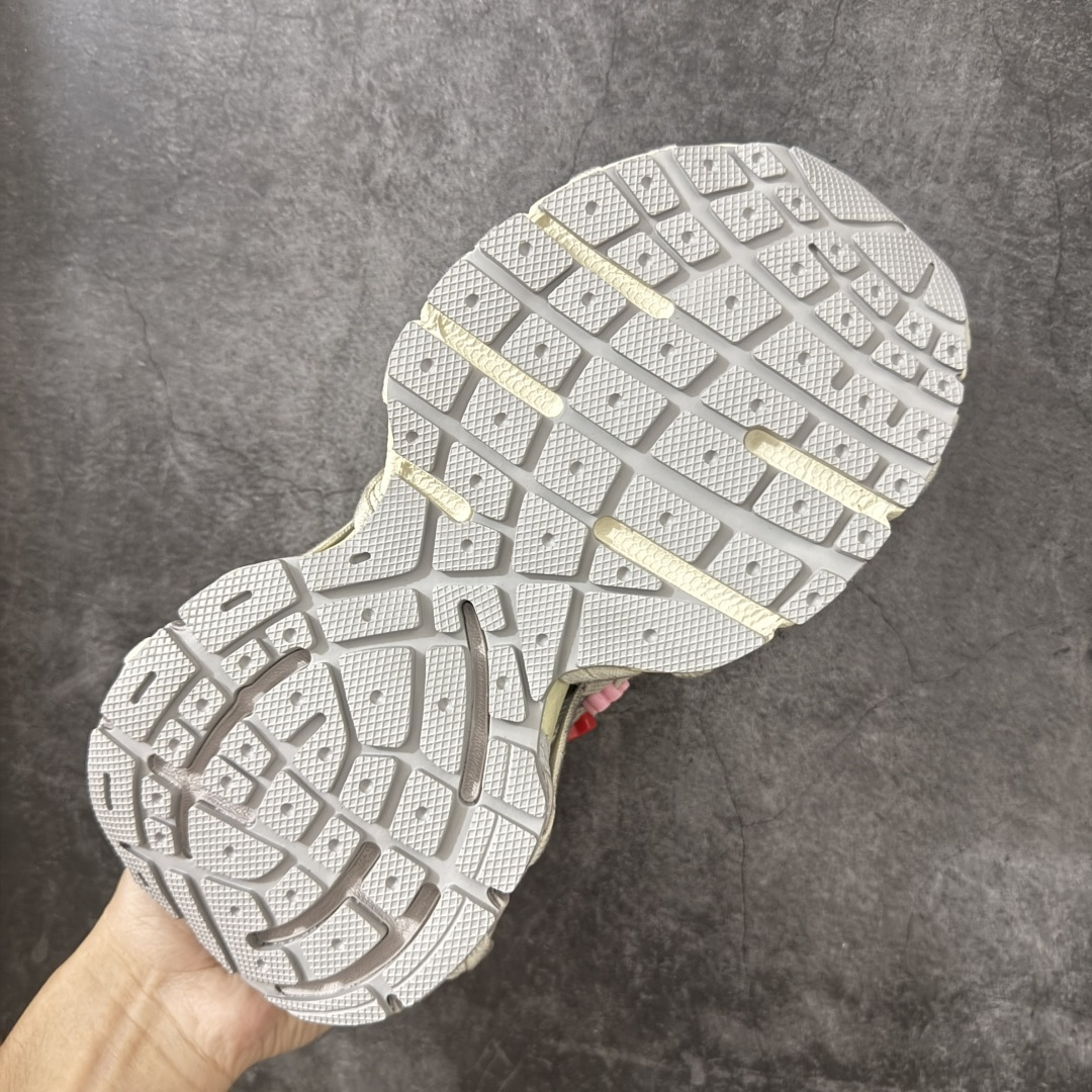 图片[9]-【XA纯原】BALENCIAGA 3XL Sneakers 巴黎世家十代网布系带低帮走秀复古老爹鞋 挂饰 串珠扣子配饰款 全新版本 全新顶端品质 全套原纸板楦头开发 最原汁原味的灵魂版型 全鞋荧光划线卡点 胶水把控整洁度追求极致完美 每一双都是工艺品 多重QC质检 超越公司货的品控标准 实实在在的免检产品 原盒原配 正确字体电绣 粗细、位置、大小正确 侧边TPU 透气孔匹配意产原版 正确分离大底 TPU软底 原版一致大底LOGO 立体感十足 原厂皮料水洗做旧 采购原厂网纱 不含皮革 网布材料和聚氨酯 磨损效果 鞋头边缘和后帮 Balenciaga 徽标 鞋面和后跟凸印尺码 鞋舌 3XL 橡胶品牌标识和反光细节 鞋帮拉袢和鞋舌拉祥 配反光细节 备用鞋带在鞋履前侧 可在穿着前取下 便于不同造型搭配 正常尺码 尺码：35 36 37 38 39 40 41 42 43 44 45 46-选品中心